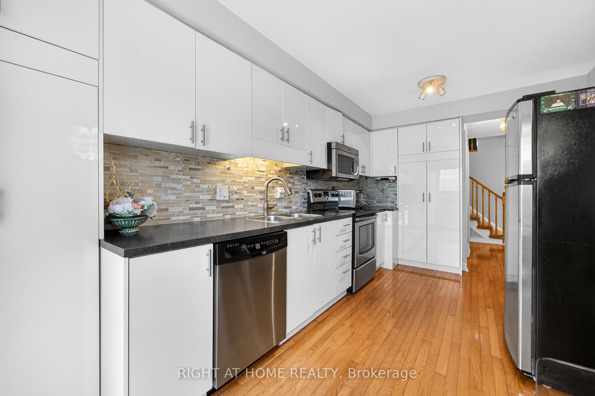 Photo 23 of 25 Heathcliffe Square, Brampton, Central Park — HOMEH