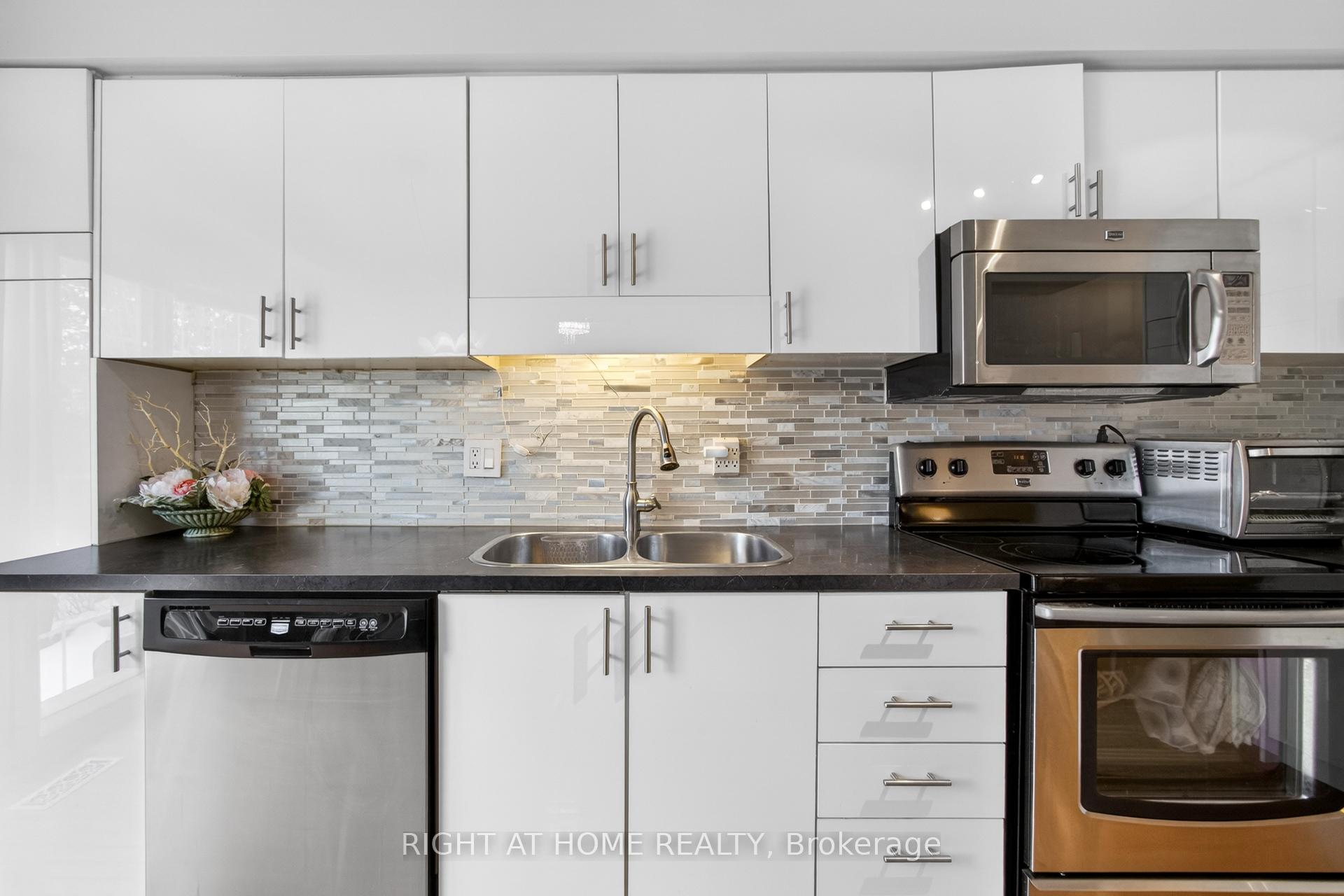 Photo 8 of 25 Heathcliffe Square, Brampton, Central Park — HOMEH