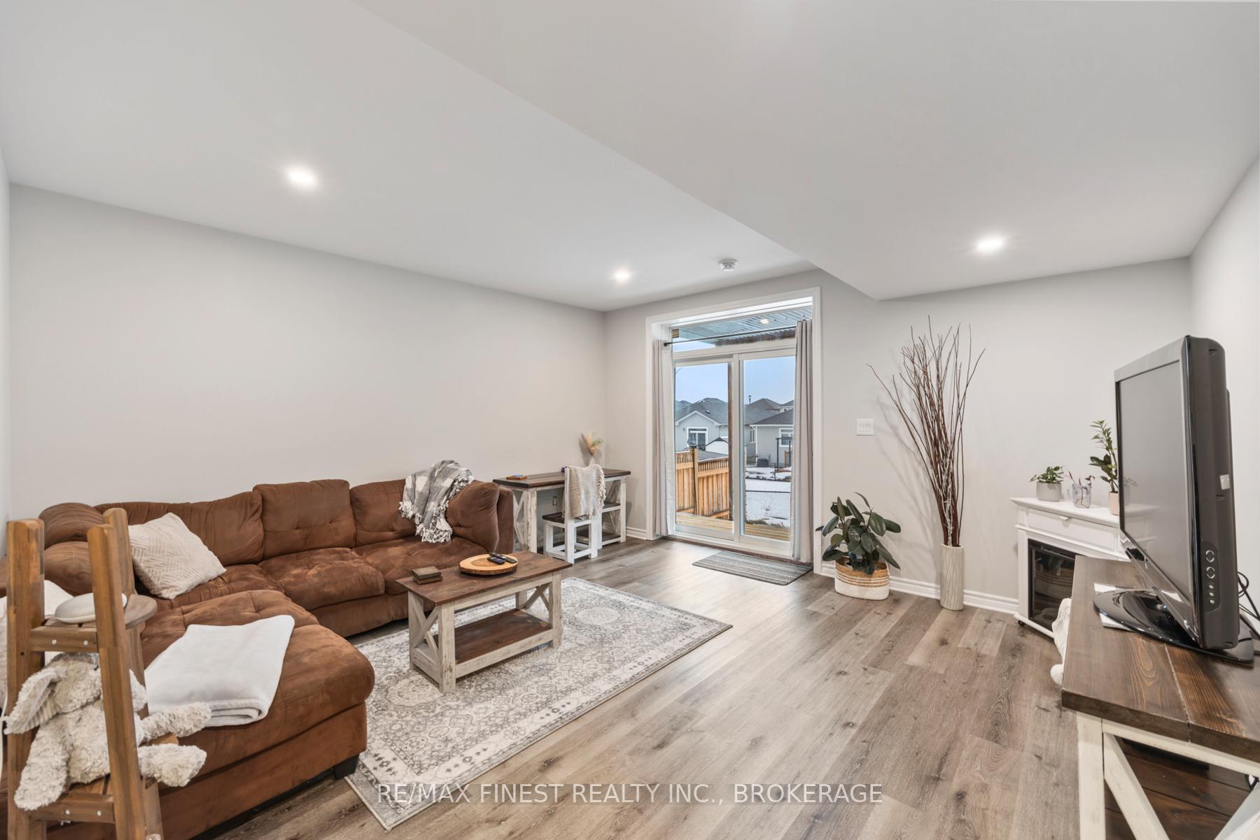 Photo 25 of 1383 Woodfield Crescent, Kingston, City Northwest — HOMEH