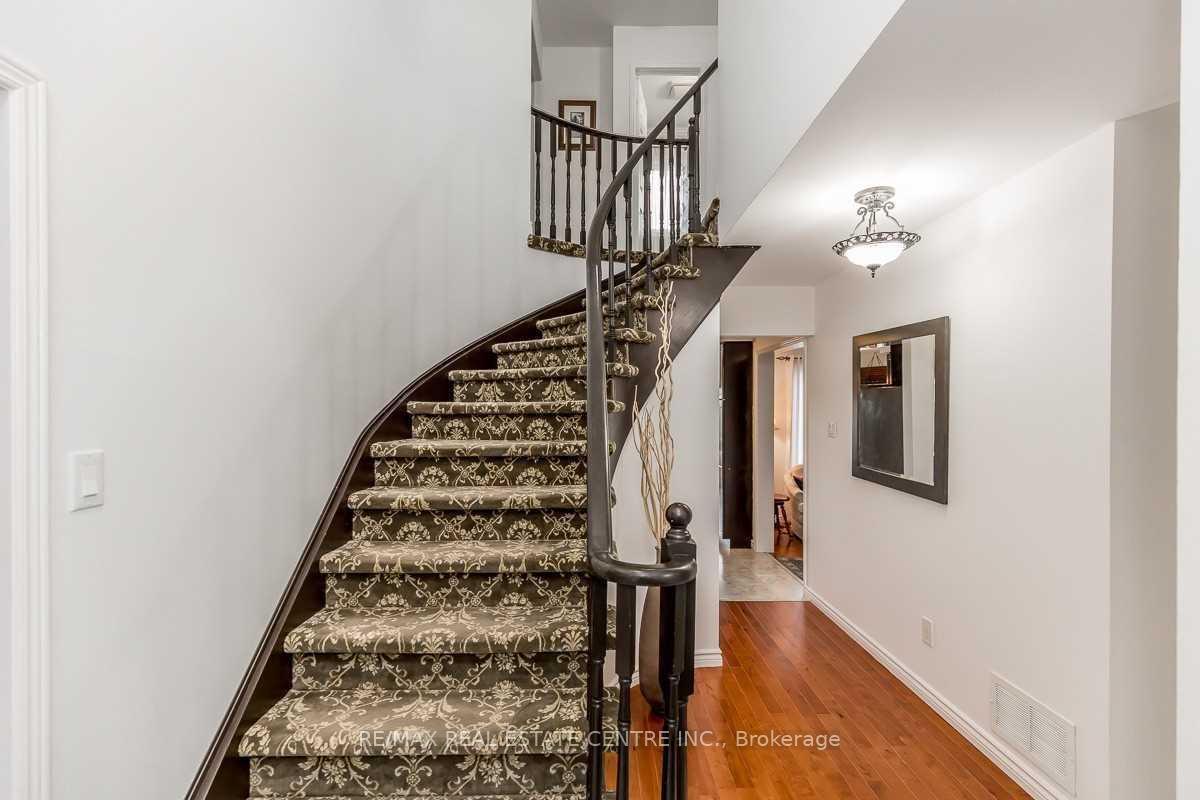 Photo 3 of Unit Upper, 39 Mcmillan Crescent, Barrie, Painswick North — HOMEH