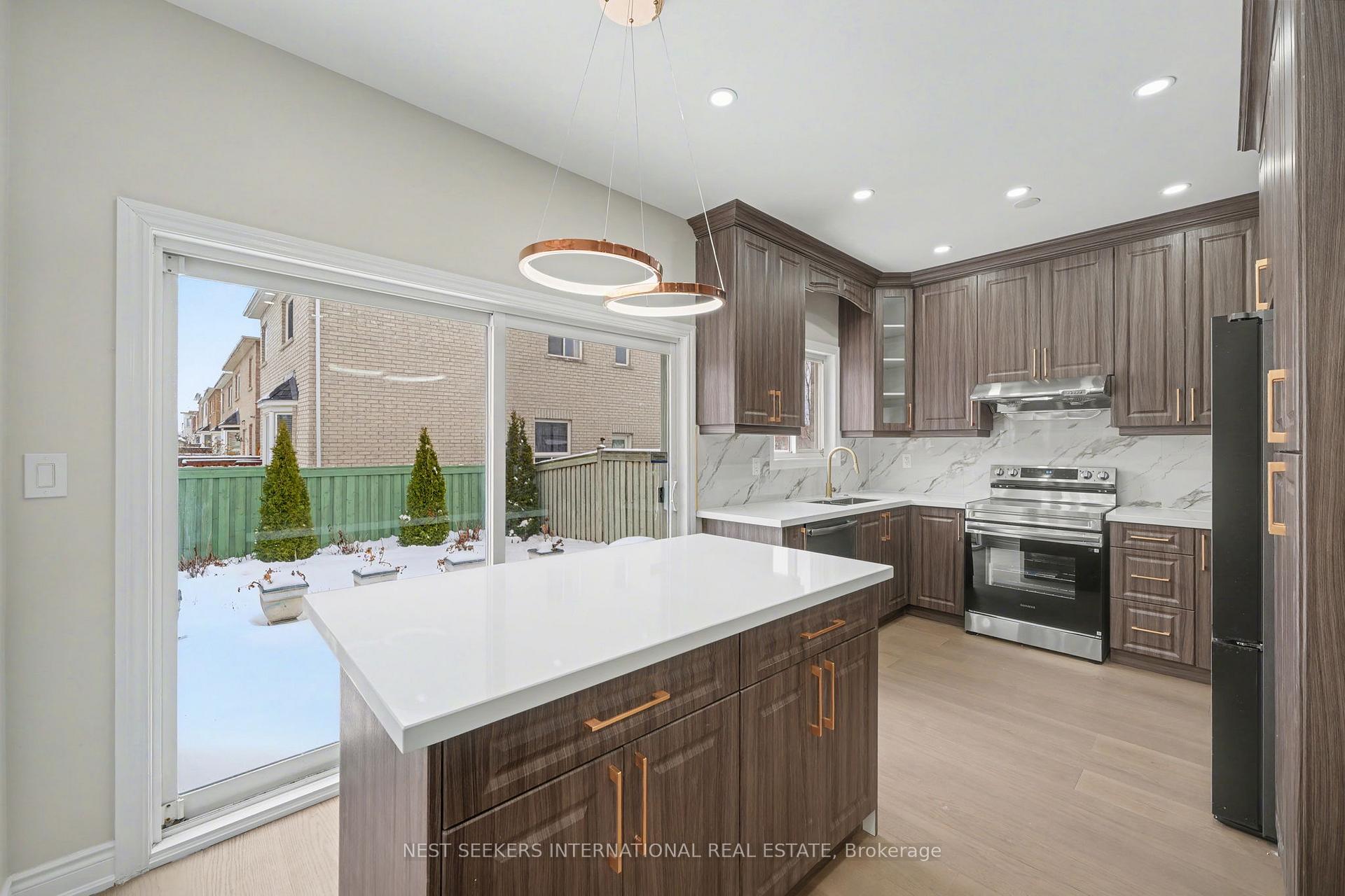 Photo 9 of 527 Fernforest Drive, Brampton, Sandringham-Wellington — HOMEH