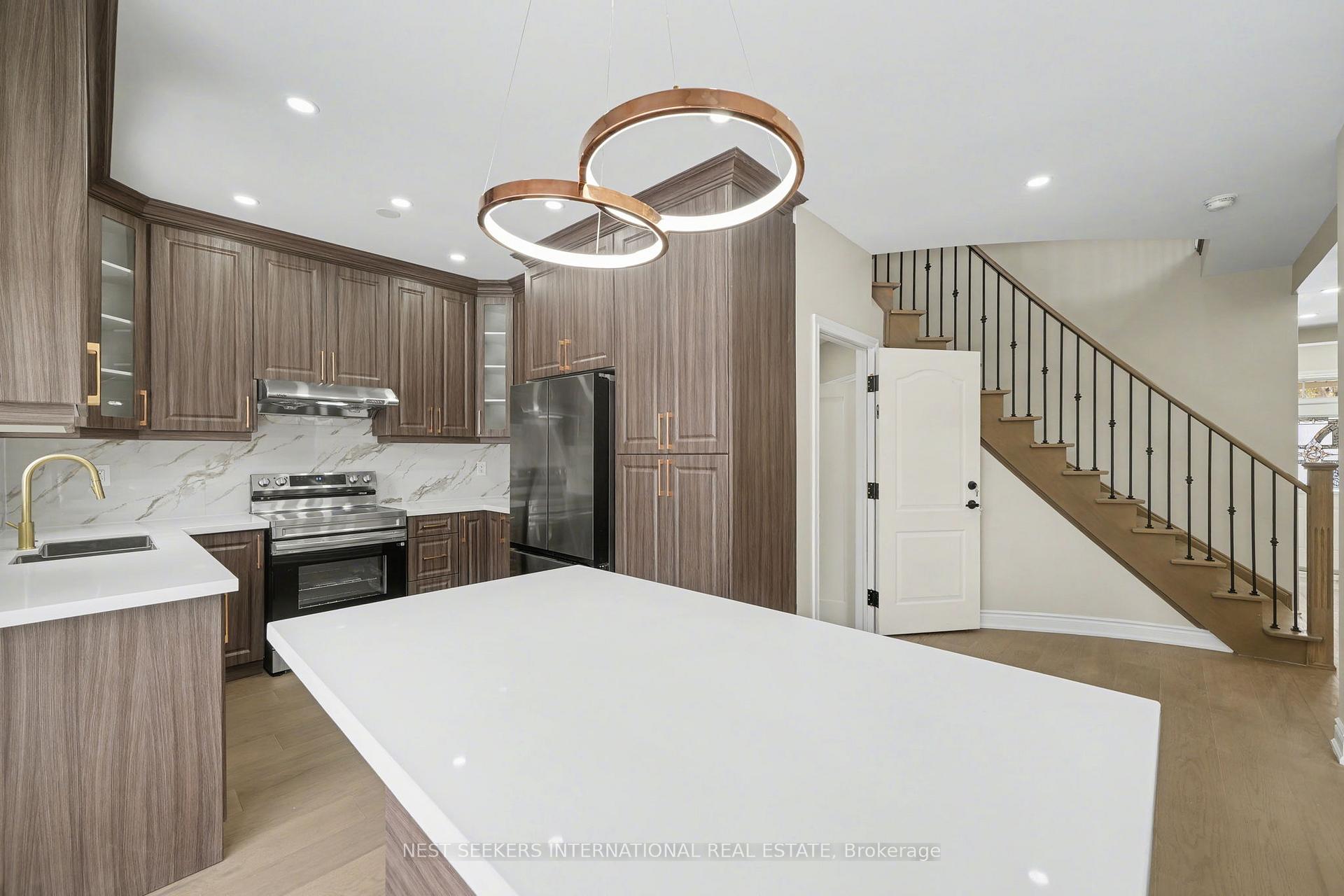 Photo 13 of 527 Fernforest Drive, Brampton, Sandringham-Wellington — HOMEH