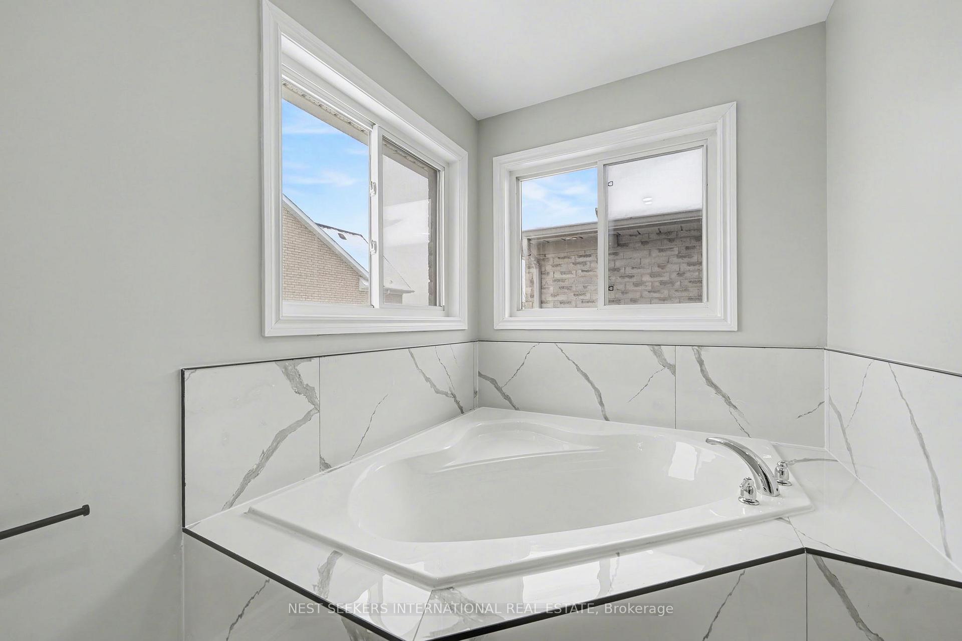 Photo 19 of 527 Fernforest Drive, Brampton, Sandringham-Wellington — HOMEH