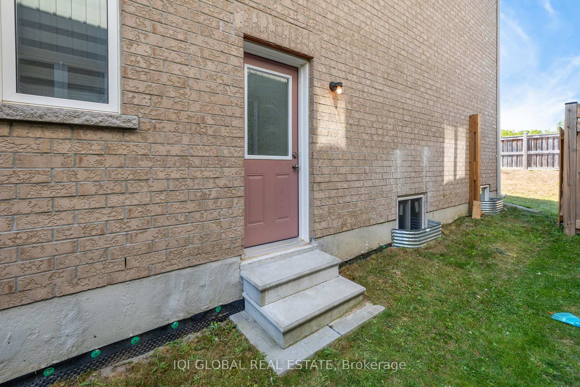 Photo 4 of 191 Bruce Cameron Drive, Clarington, Bowmanville — HOMEH