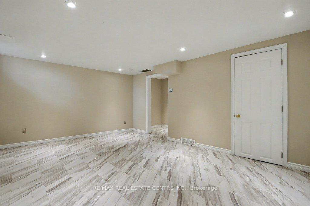 Photo 35 of Unit 17, 25 Upper Canada Drive, Kitchener — HOMEH