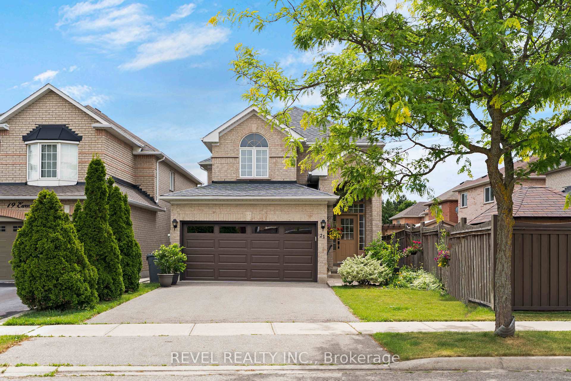 Photo 2 of 21 Ewart Street, Caledon, Bolton North — HOMEH