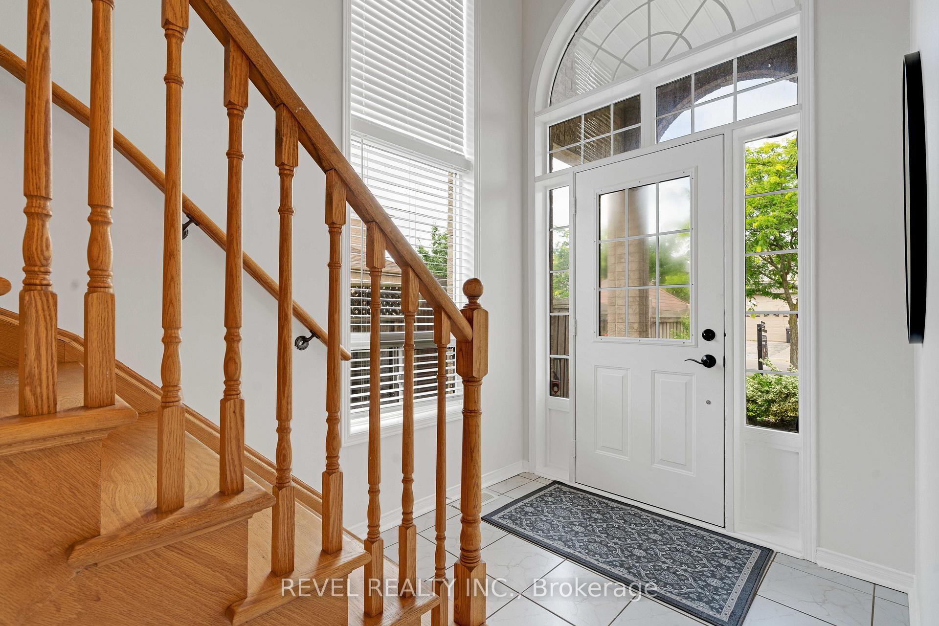 Photo 6 of 21 Ewart Street, Caledon, Bolton North — HOMEH