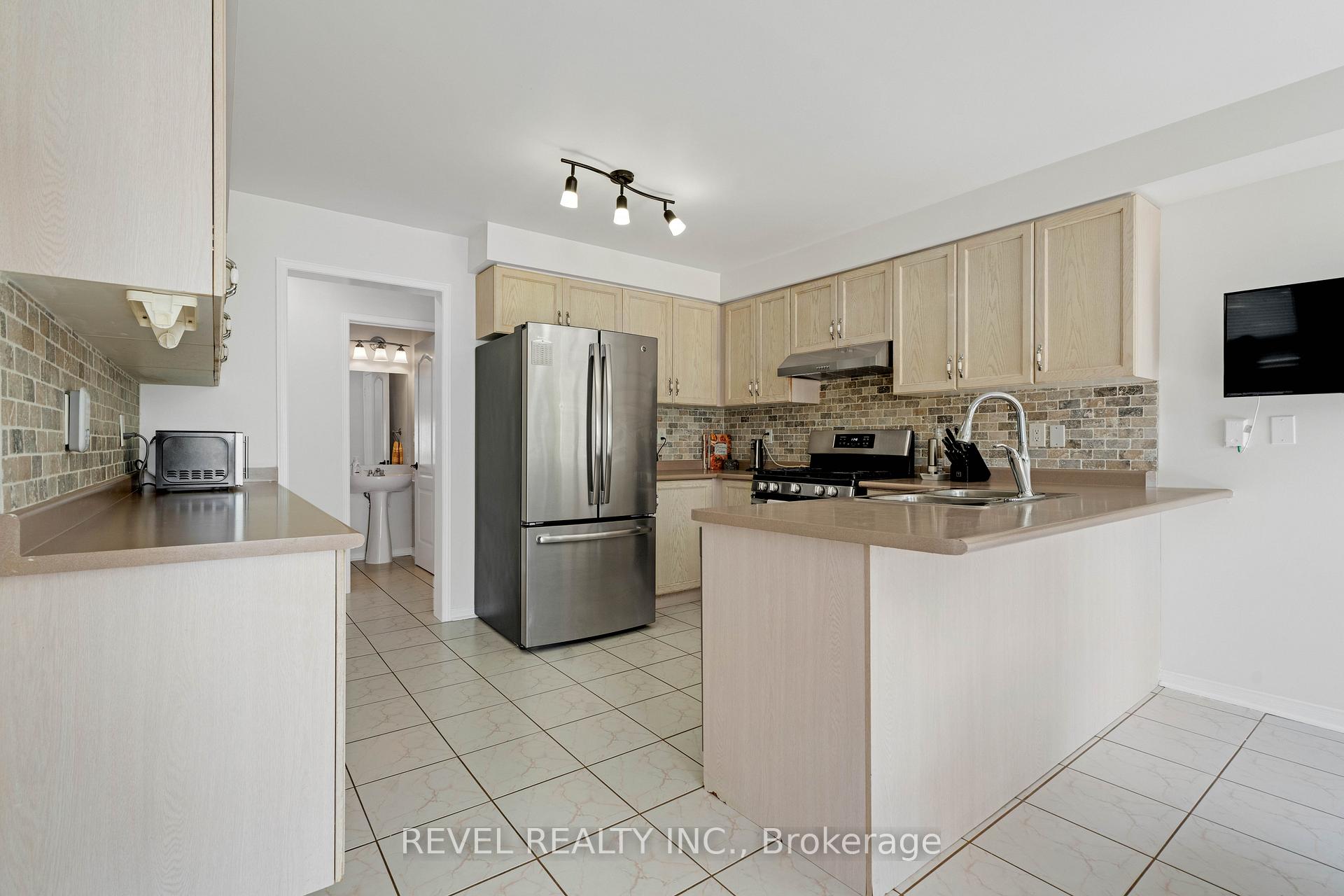 Photo 10 of 21 Ewart Street, Caledon, Bolton North — HOMEH
