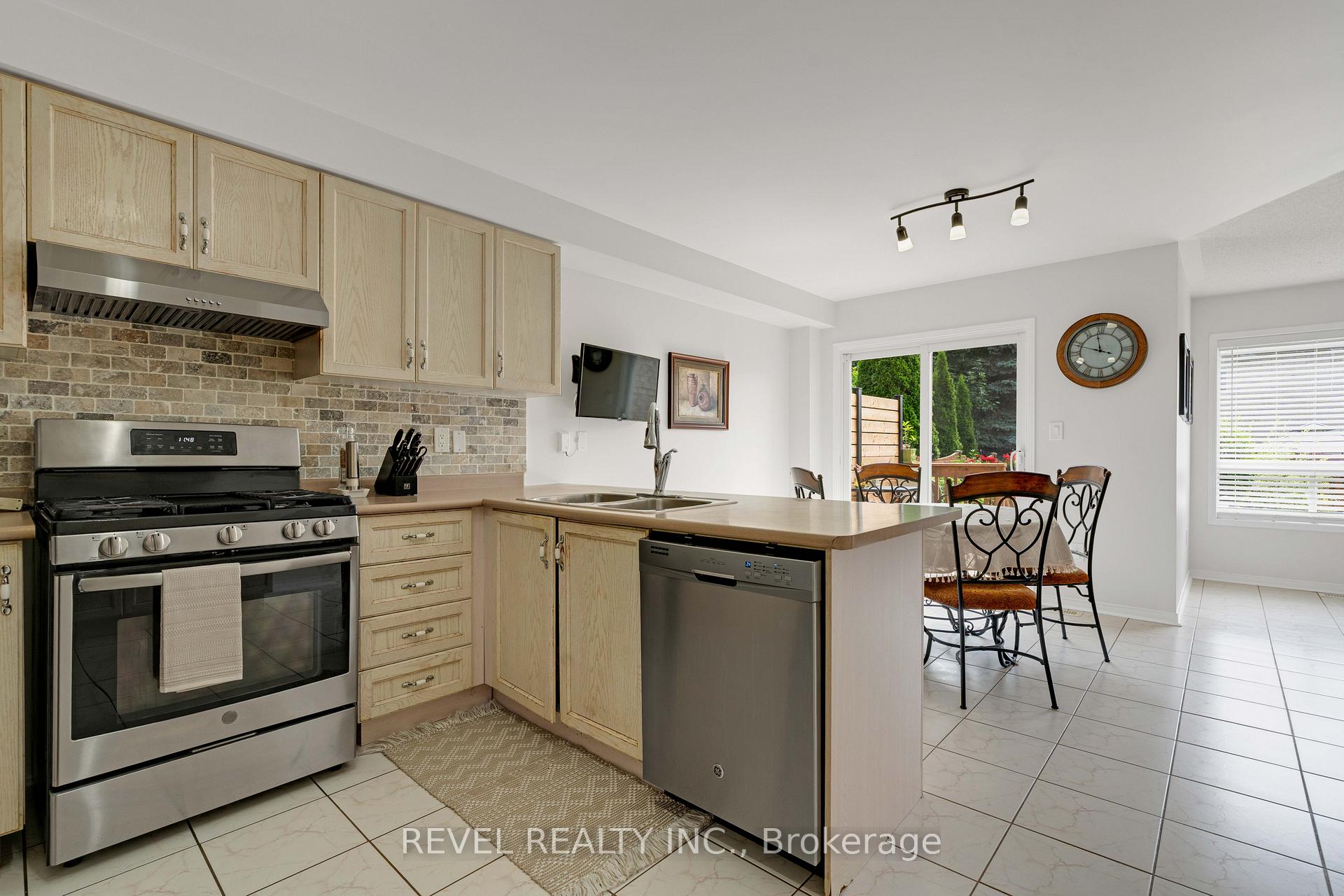 Photo 11 of 21 Ewart Street, Caledon, Bolton North — HOMEH