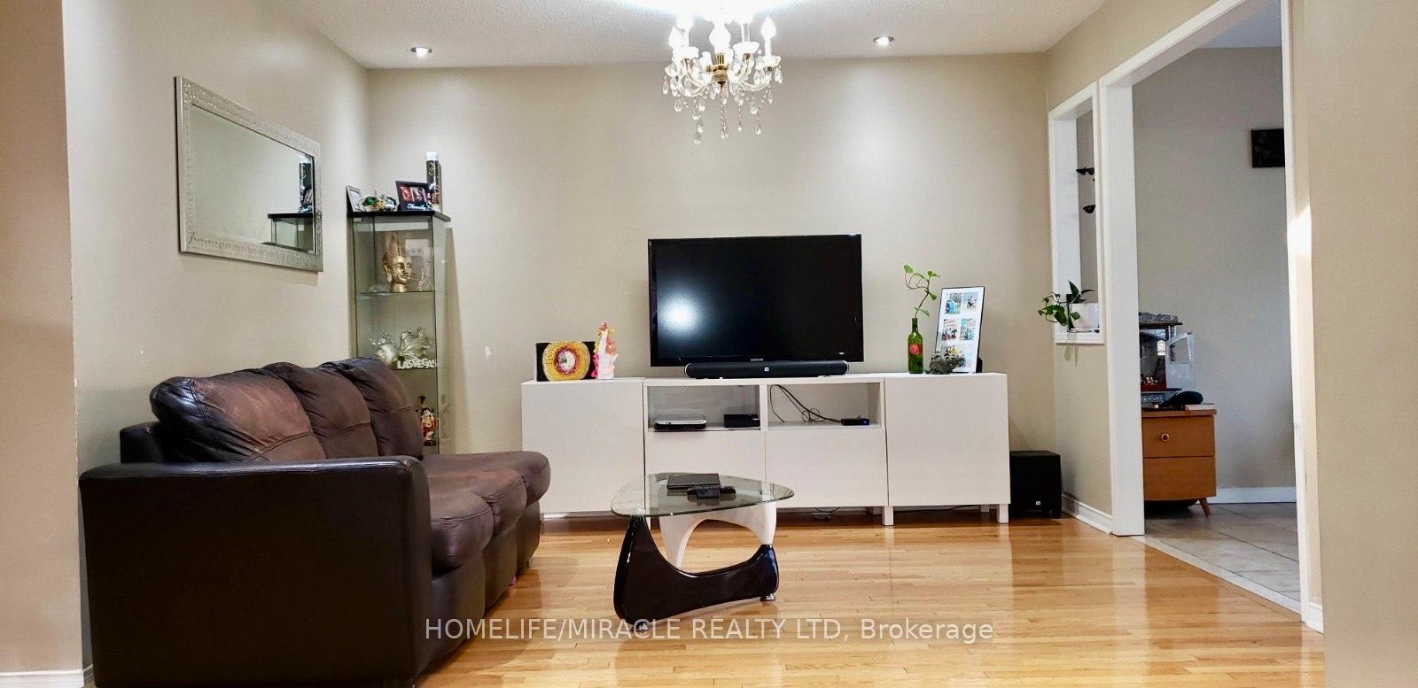 Photo 3 of 66 Echoridge Drive, Brampton, Fletcher's Meadow — HOMEH