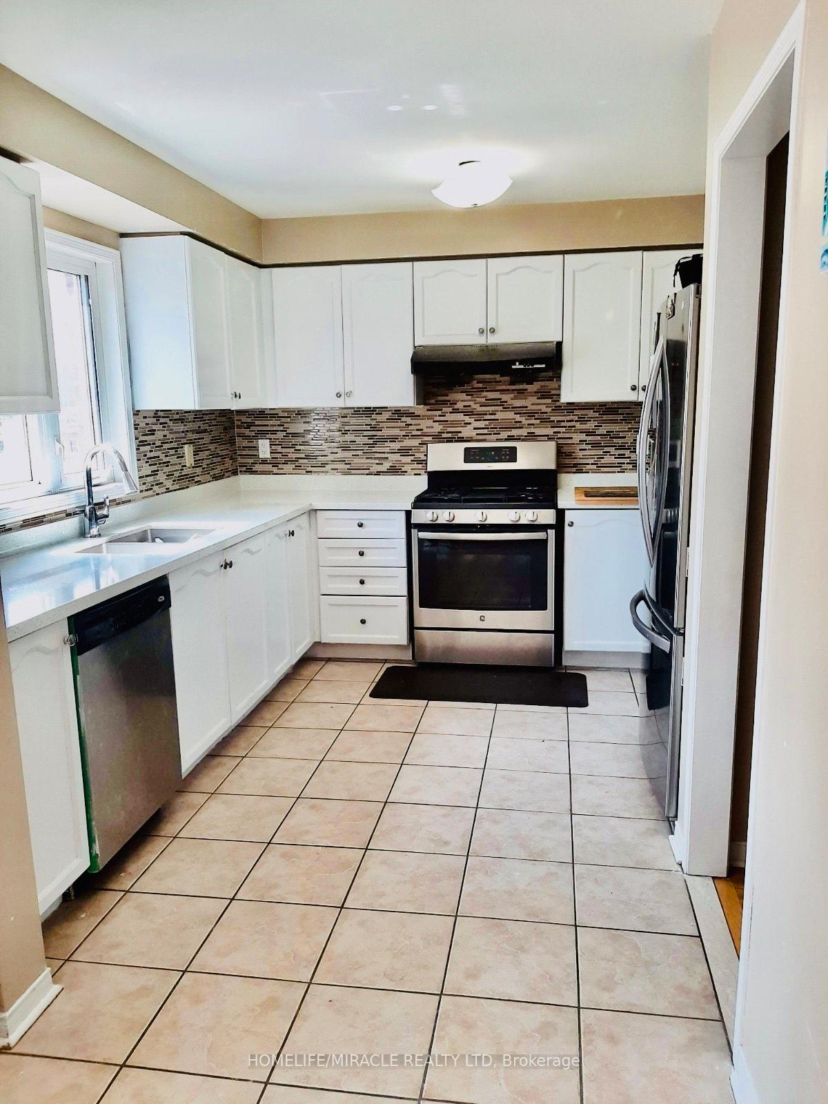 Photo 4 of 66 Echoridge Drive, Brampton, Fletcher's Meadow — HOMEH