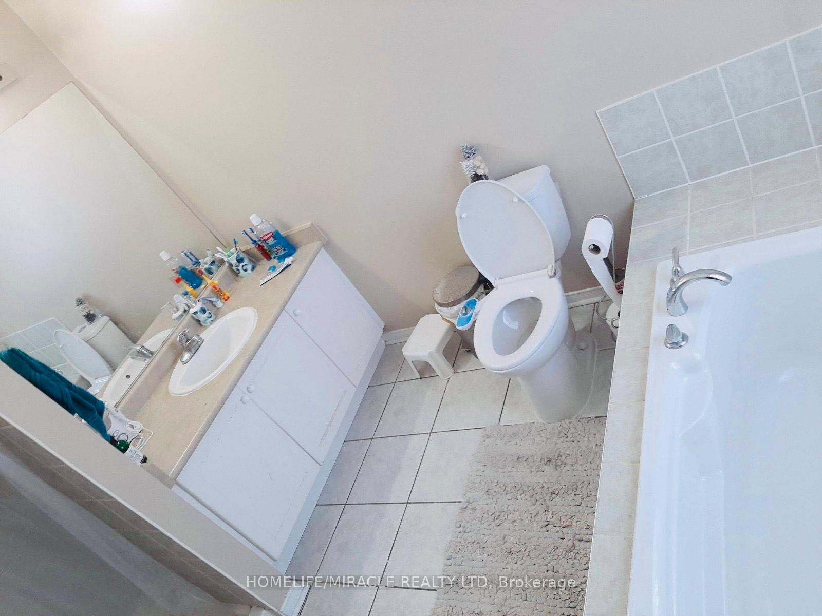 Photo 10 of 66 Echoridge Drive, Brampton, Fletcher's Meadow — HOMEH