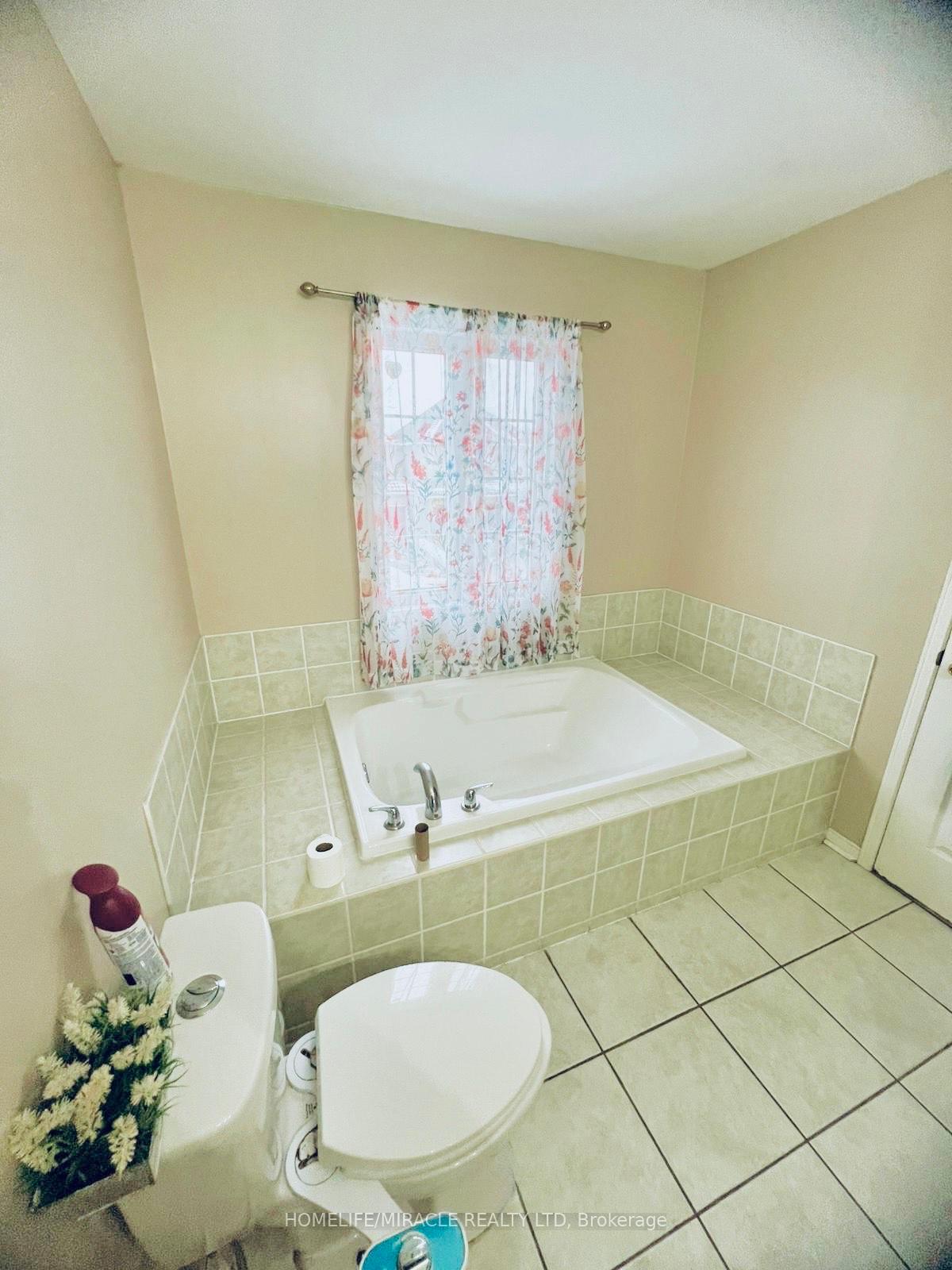 Photo 12 of 66 Echoridge Drive, Brampton, Fletcher's Meadow — HOMEH