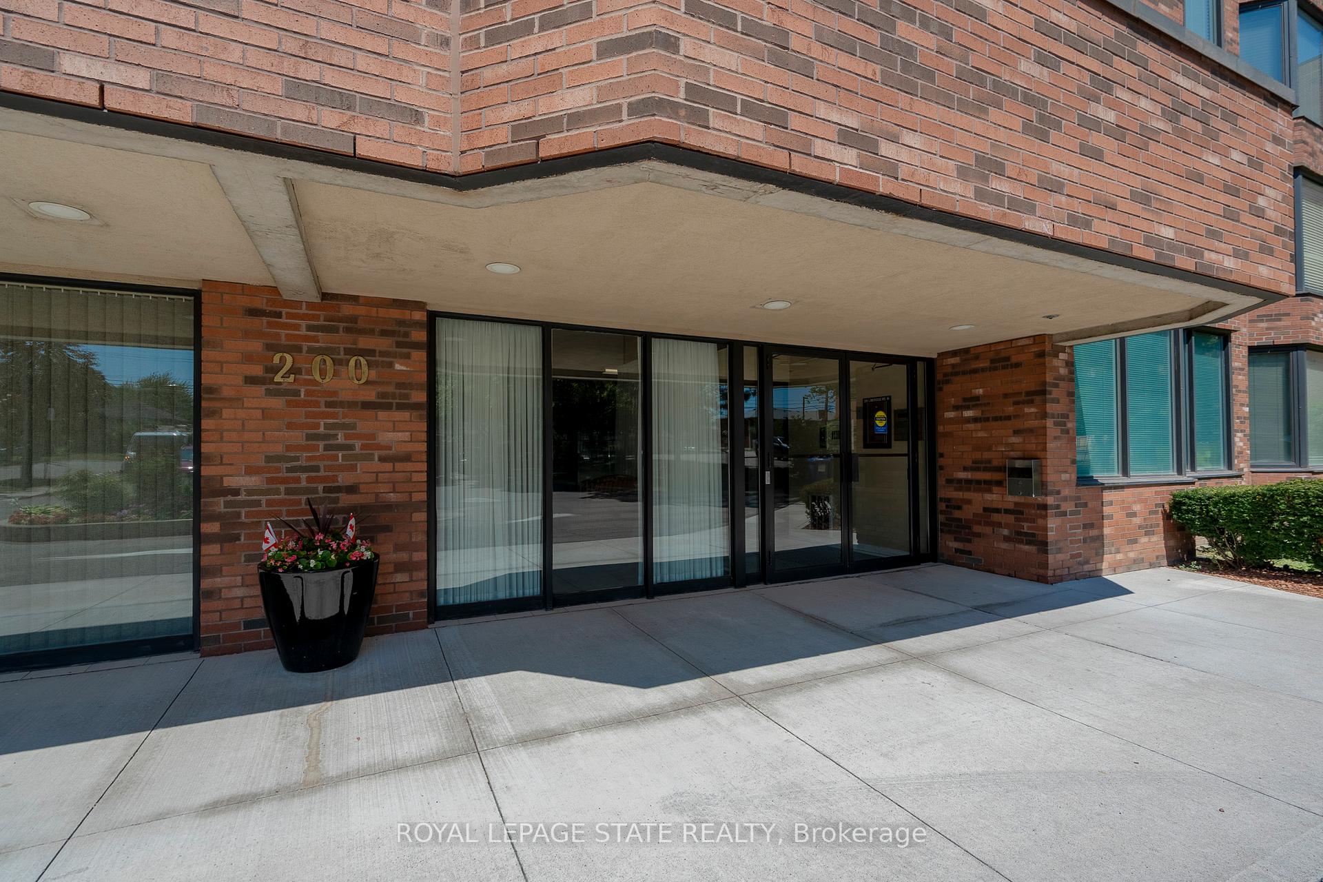 Photo 6 of Unit 105, 200 Limeridge Road W, Hamilton, Rolston — HOMEH