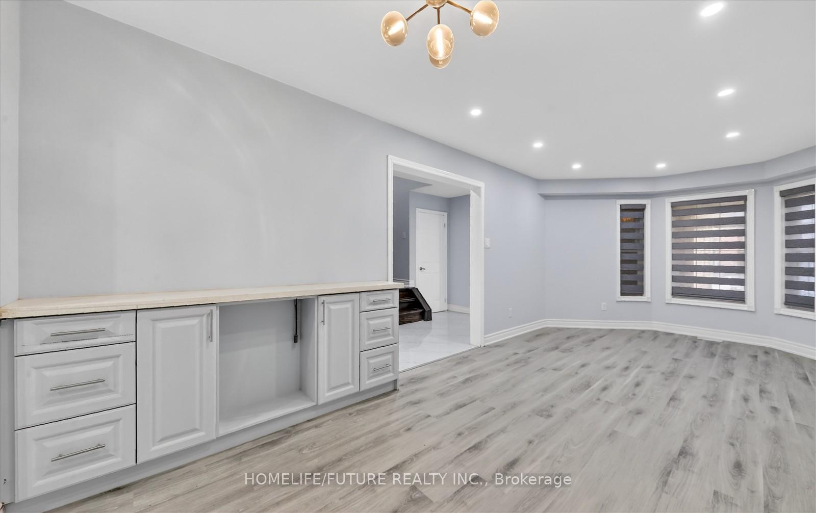 Photo 4 of Unit Main & 2nd, 231 Timberlane Drive, Brampton, Fletcher's Creek South — HOMEH