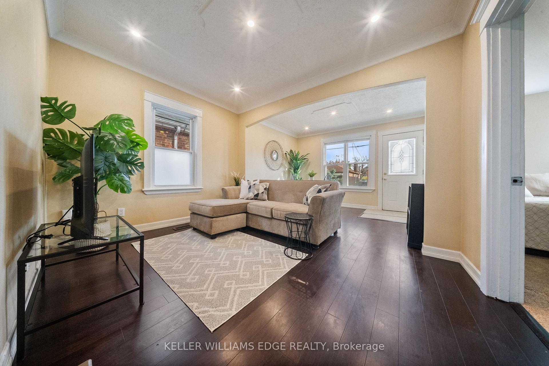 Photo 8 of 23 Wexford Avenue N, Hamilton, Crown Point — HOMEH