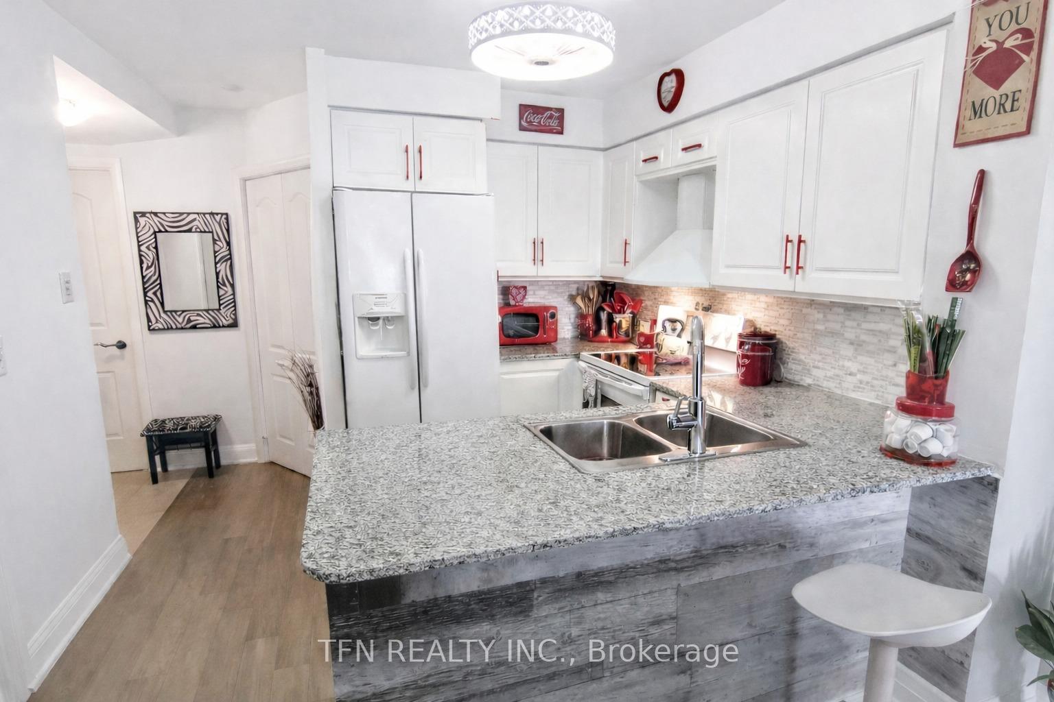 Photo 4 of Unit 807, 30 North Park Road, Vaughan, Beverley Glen — HOMEH