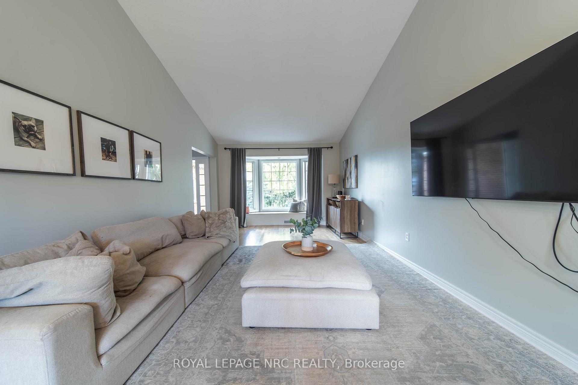 Photo 2 of 7955 Harvest Crescent, Niagara Falls, Ascot — HOMEH