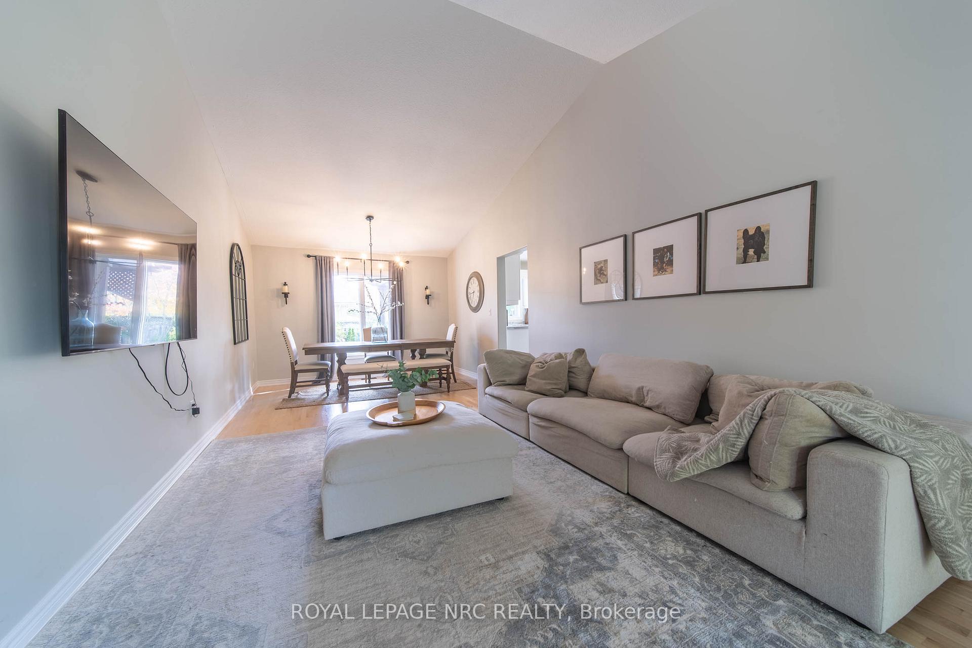 Photo 3 of 7955 Harvest Crescent, Niagara Falls, Ascot — HOMEH