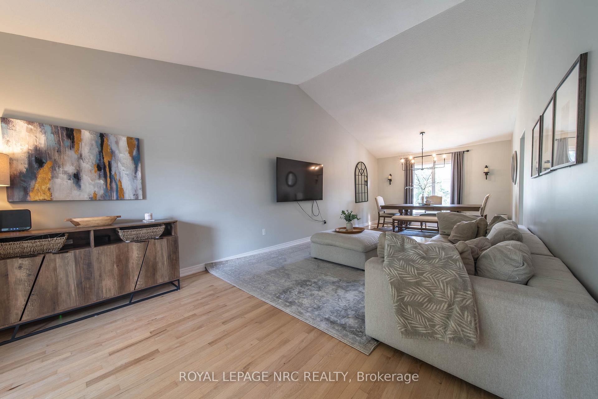 Photo 5 of 7955 Harvest Crescent, Niagara Falls, Ascot — HOMEH