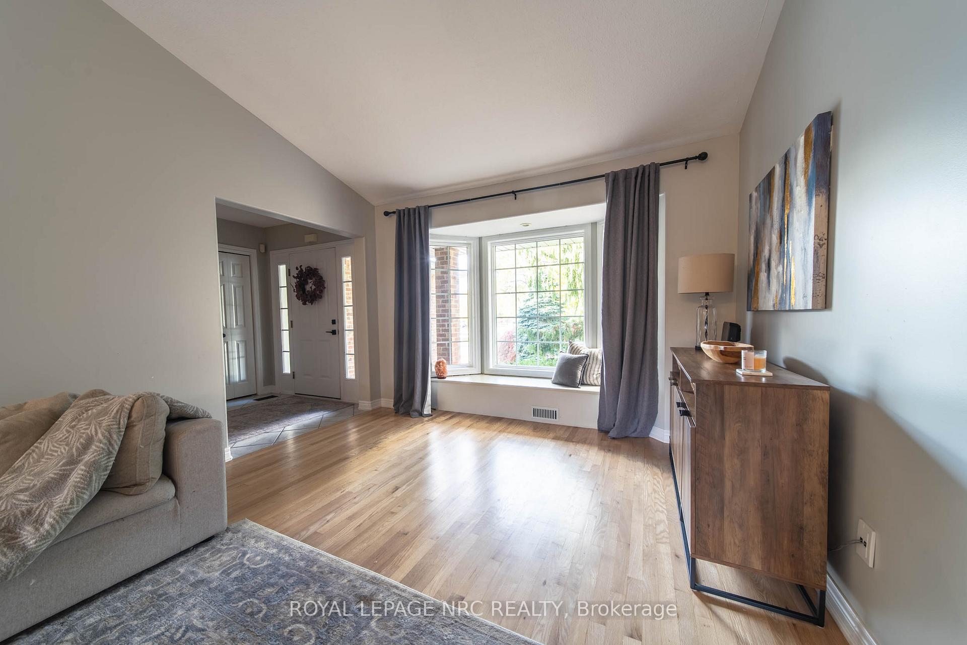 Photo 6 of 7955 Harvest Crescent, Niagara Falls, Ascot — HOMEH