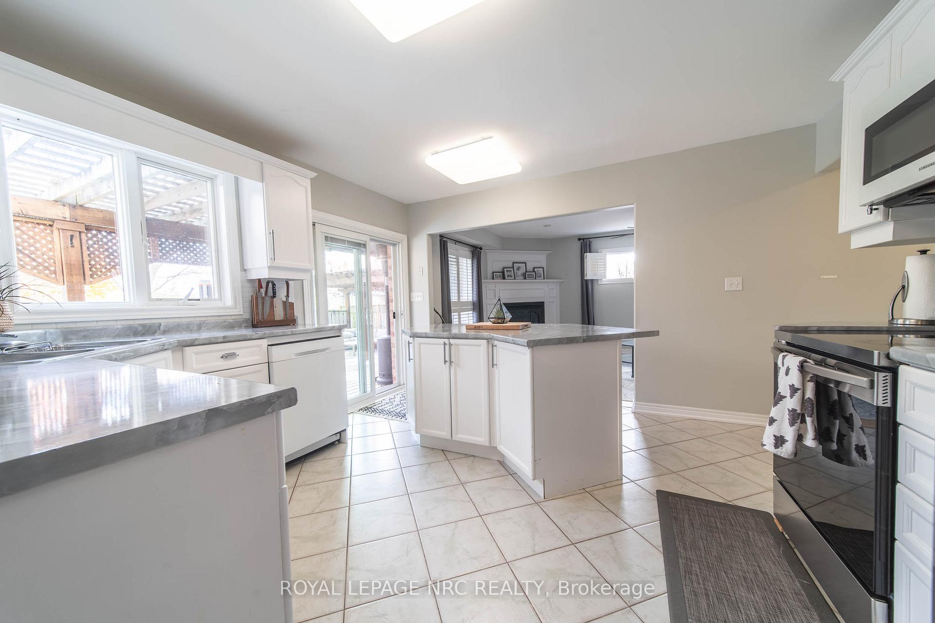 Photo 8 of 7955 Harvest Crescent, Niagara Falls, Ascot — HOMEH