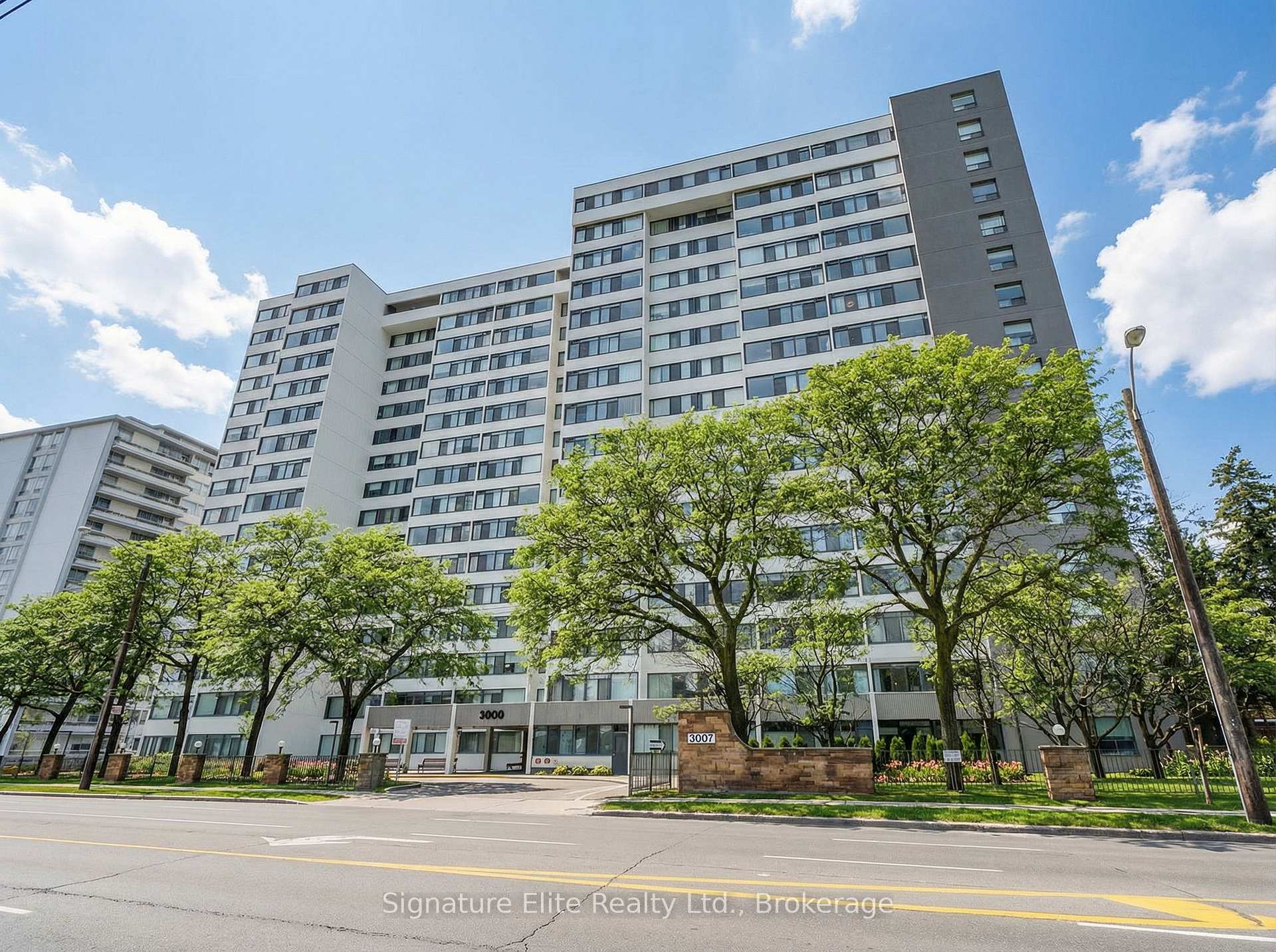 Photo 17 of Unit 104, 3000 Bathurst Street, Toronto, Englemount-Lawrence — HOMEH