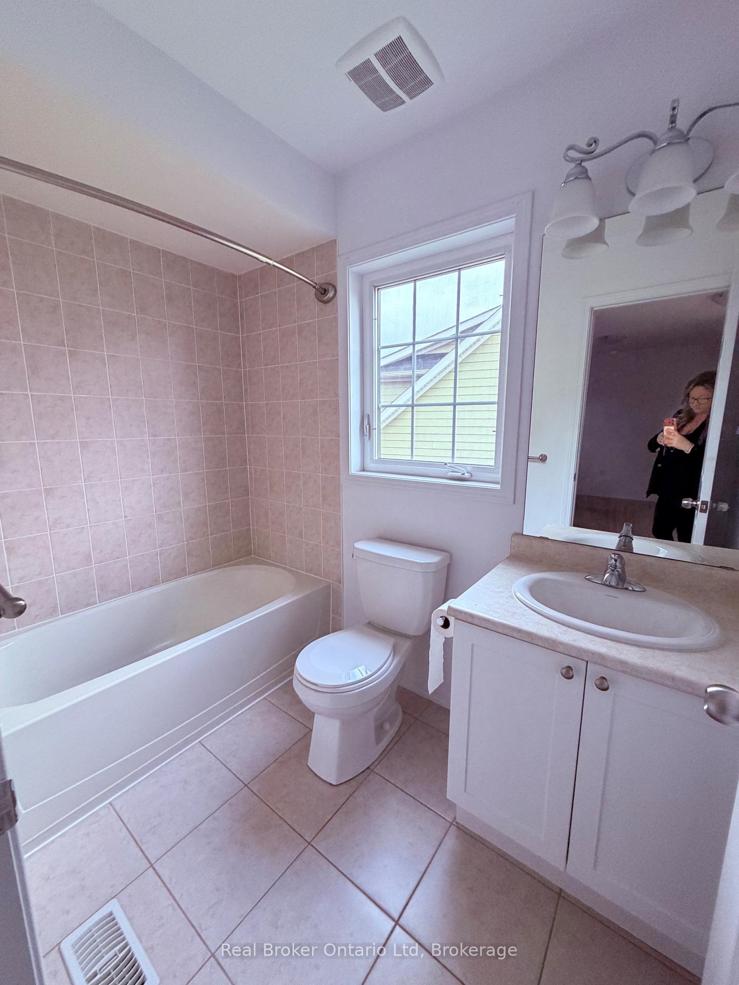 Photo 4 of 21 Village Gate Drive, Wasaga Beach — HOMEH