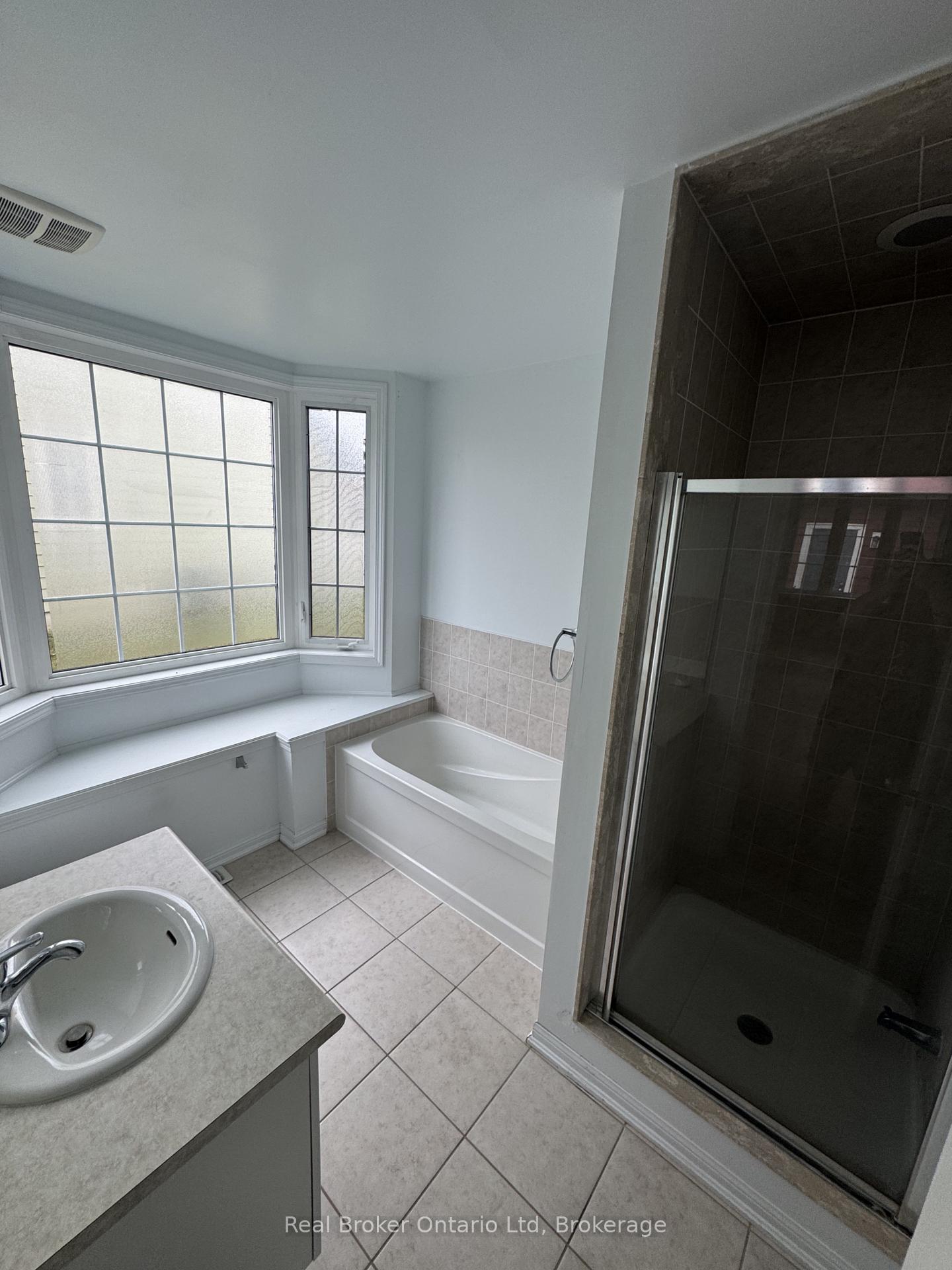 Photo 5 of 21 Village Gate Drive, Wasaga Beach — HOMEH