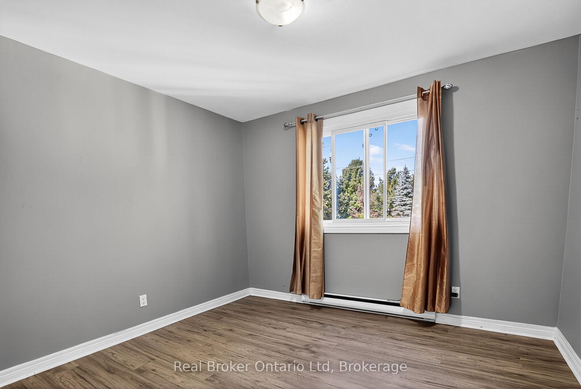 Photo 5 of 203 Knox Road W, Wasaga Beach — HOMEH