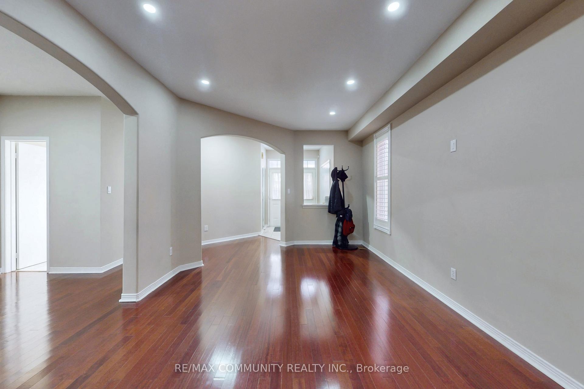 Photo 6 of 10 Oxfordshire Street, Markham, Berczy — HOMEH