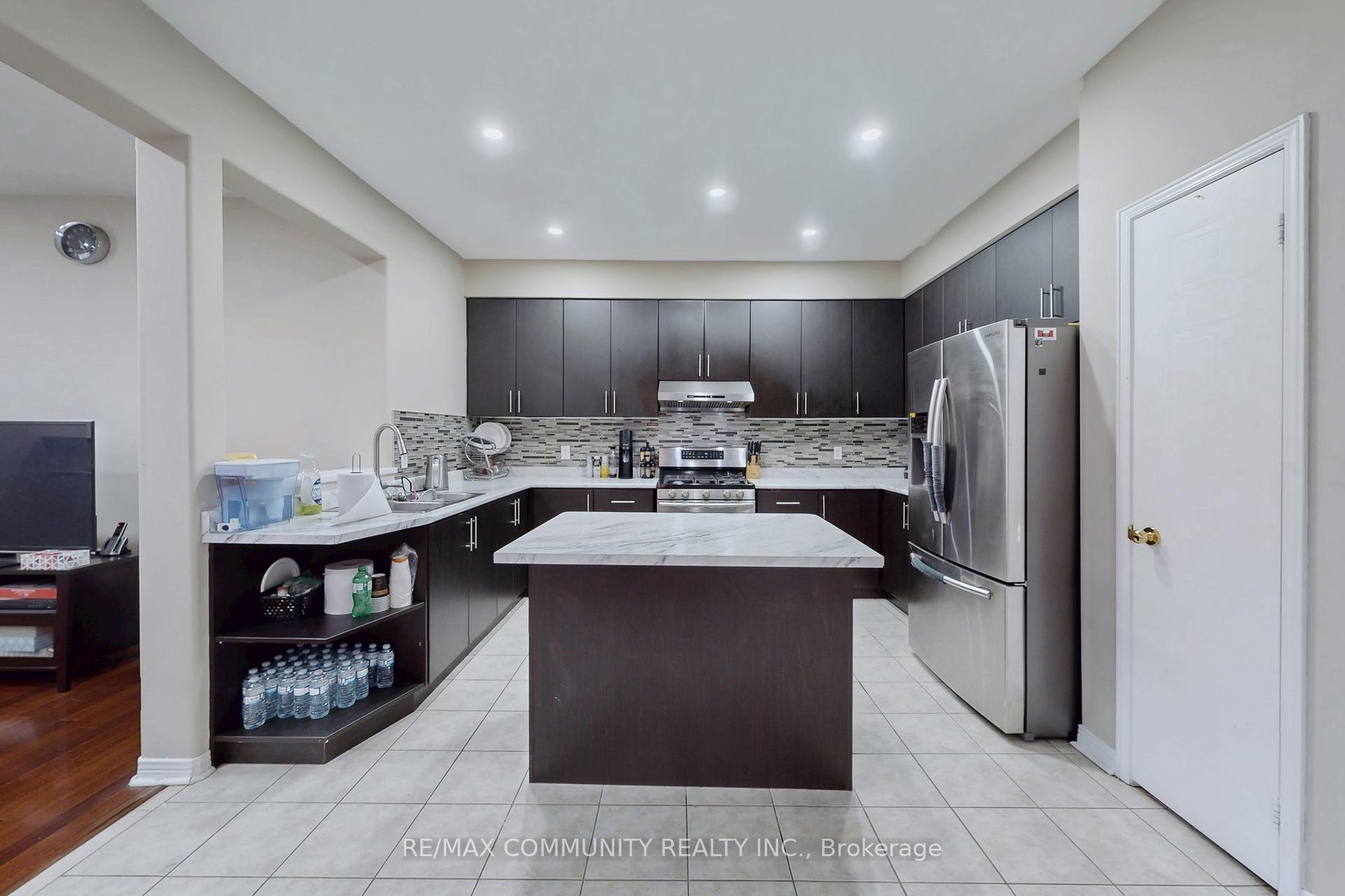 Photo 3 of 10 Oxfordshire Street, Markham, Berczy — HOMEH