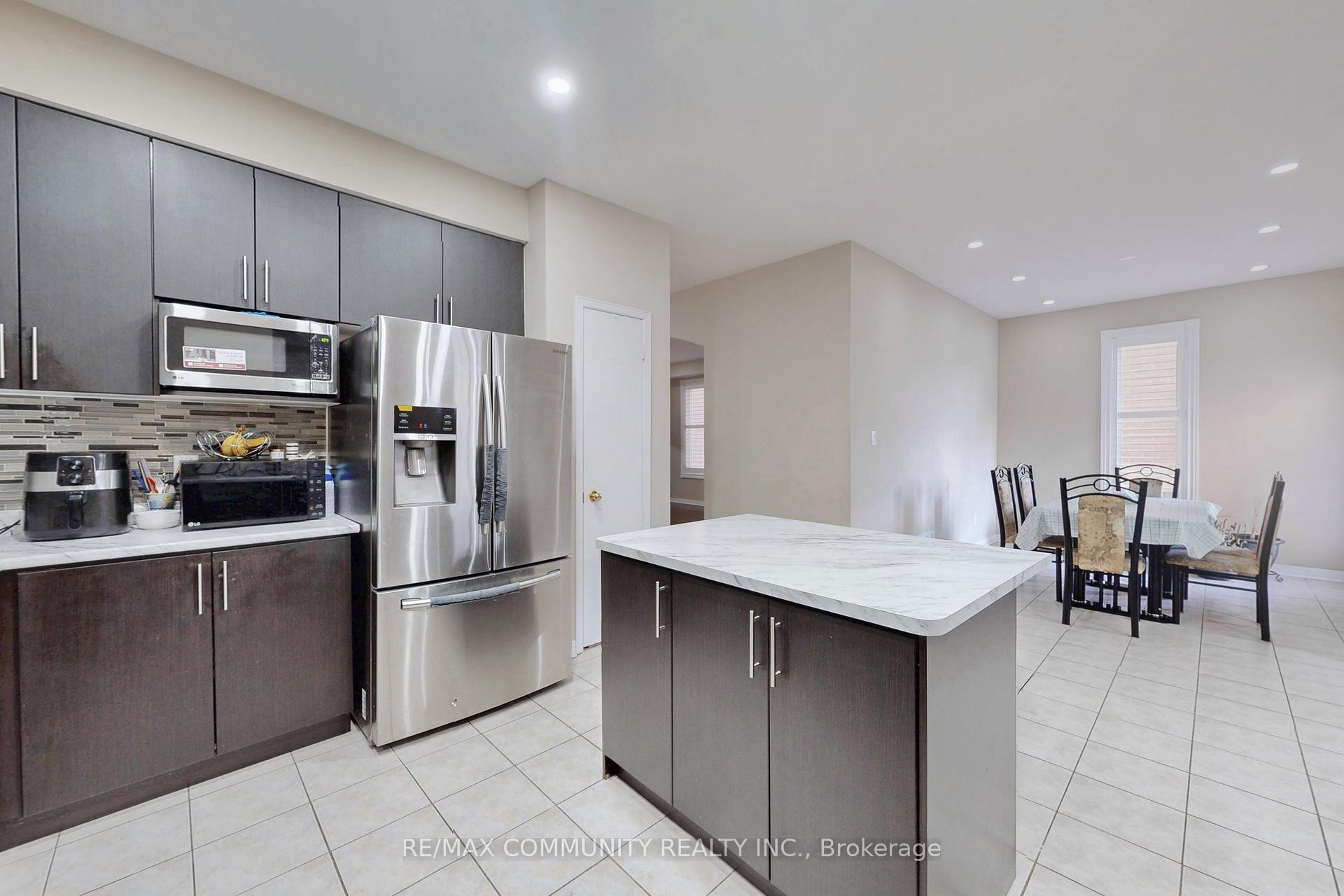 Photo 13 of 10 Oxfordshire Street, Markham, Berczy — HOMEH