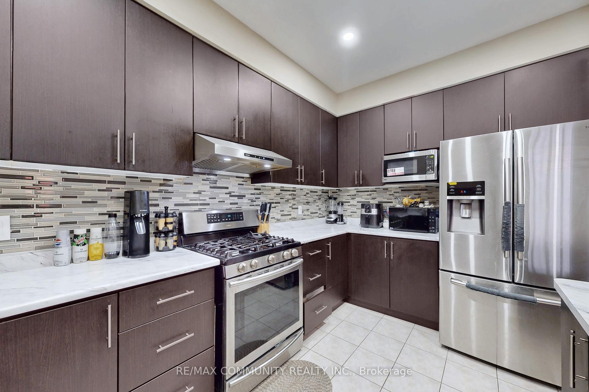 Photo 18 of 10 Oxfordshire Street, Markham, Berczy — HOMEH