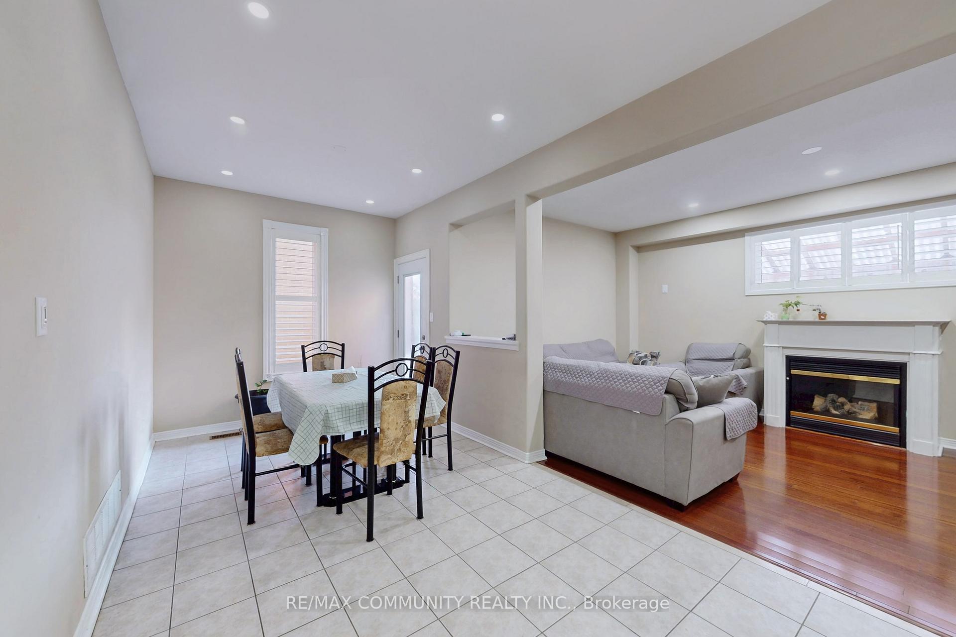 Photo 15 of 10 Oxfordshire Street, Markham, Berczy — HOMEH