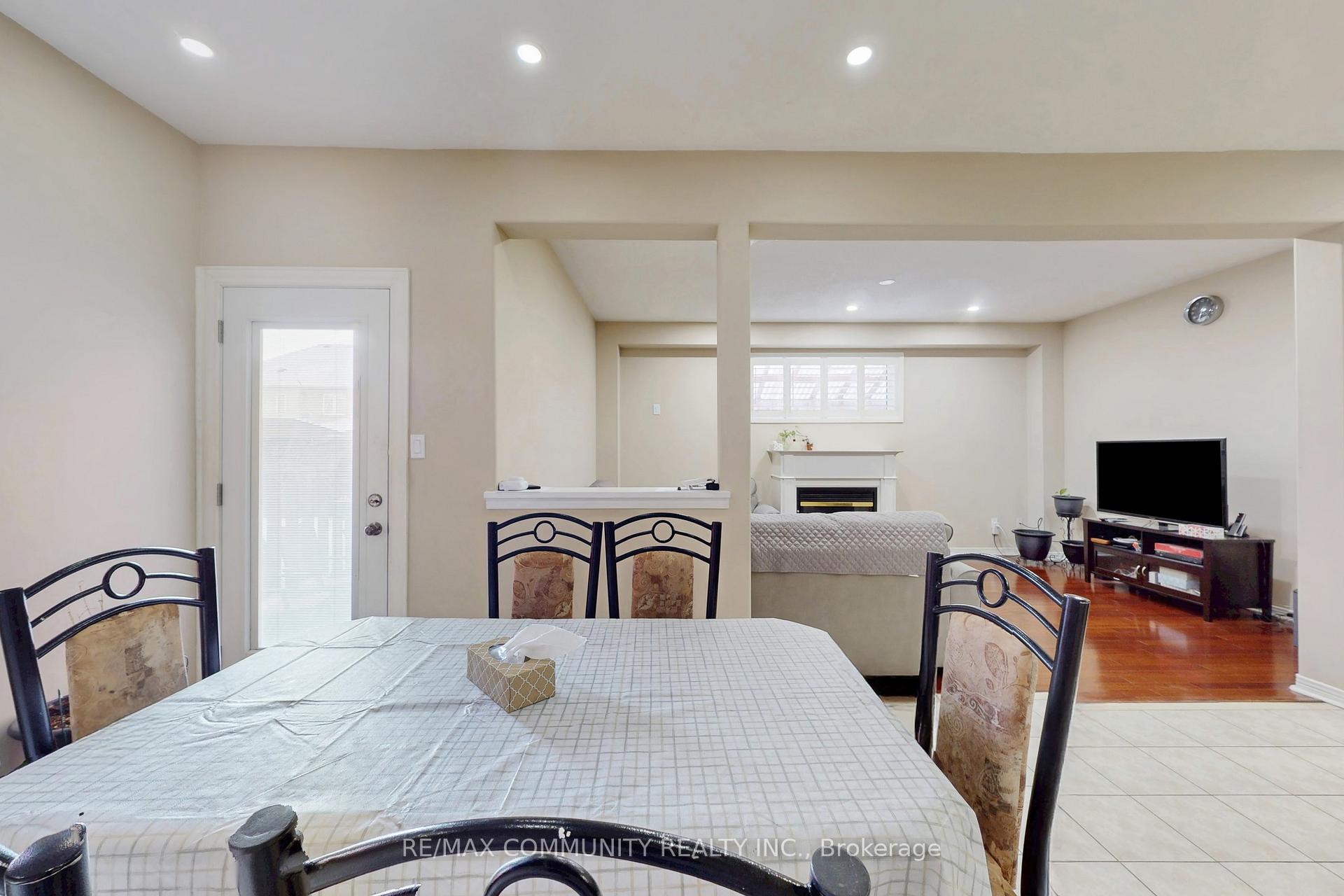 Photo 17 of 10 Oxfordshire Street, Markham, Berczy — HOMEH