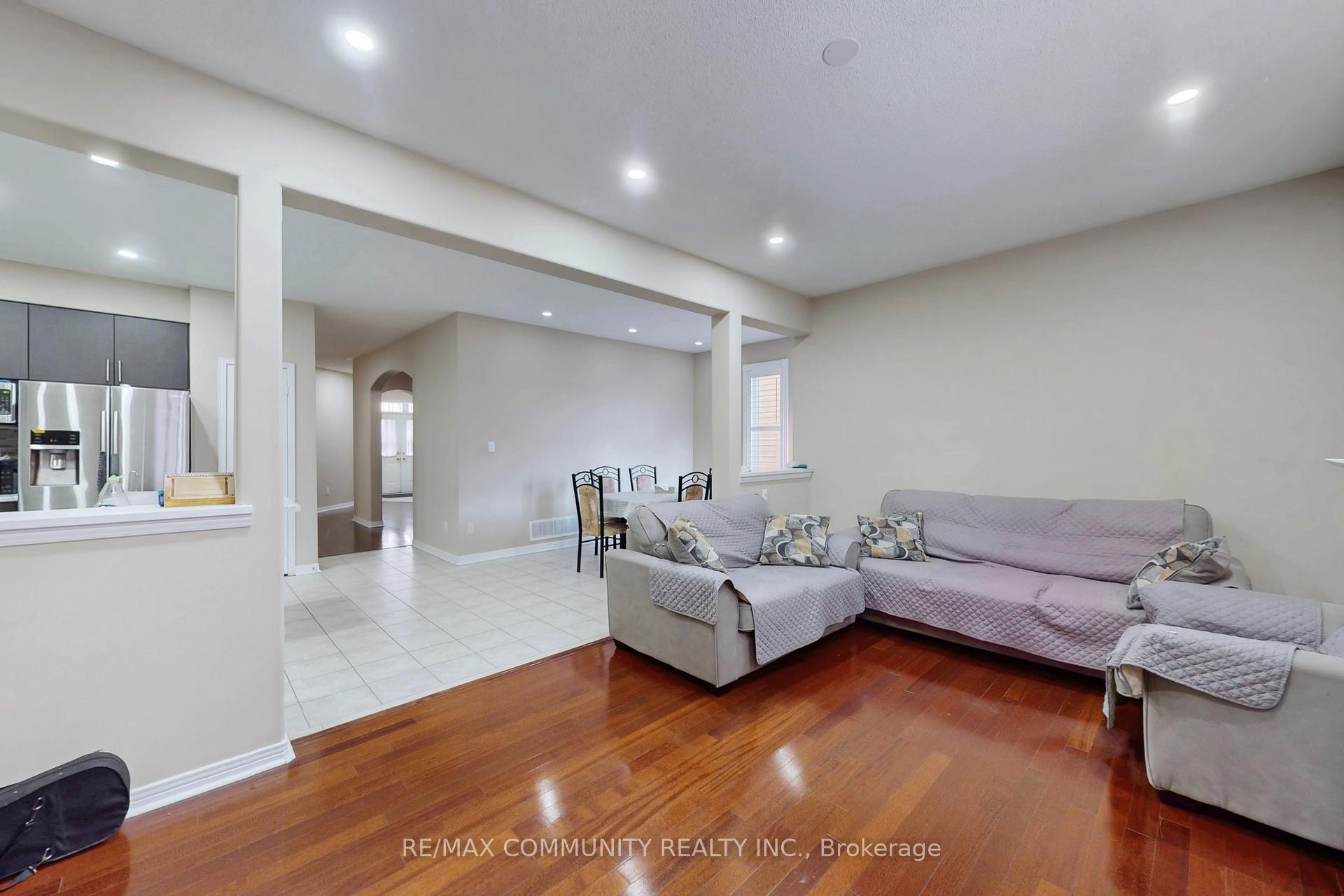 Photo 4 of 10 Oxfordshire Street, Markham, Berczy — HOMEH