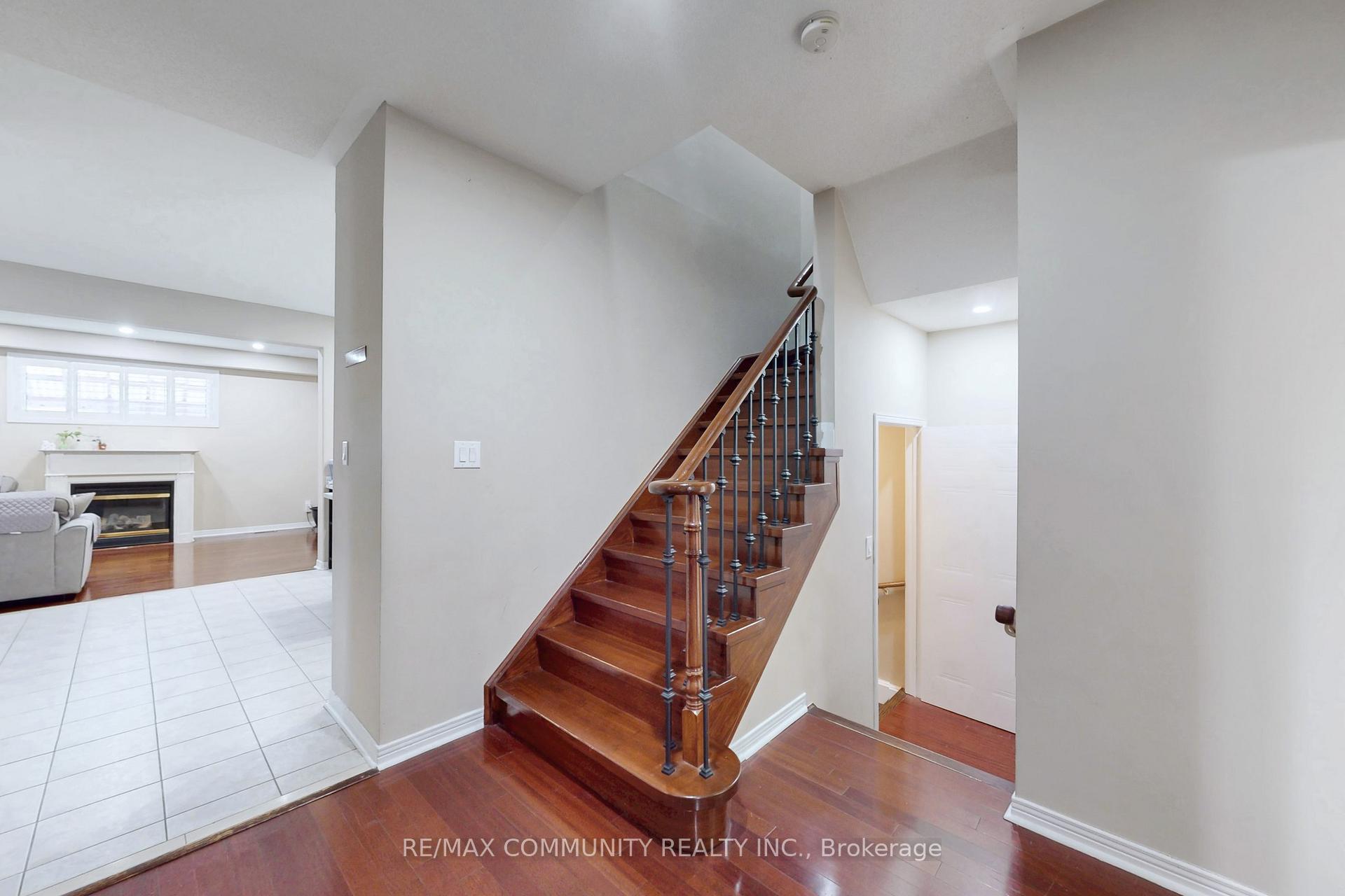Photo 12 of 10 Oxfordshire Street, Markham, Berczy — HOMEH