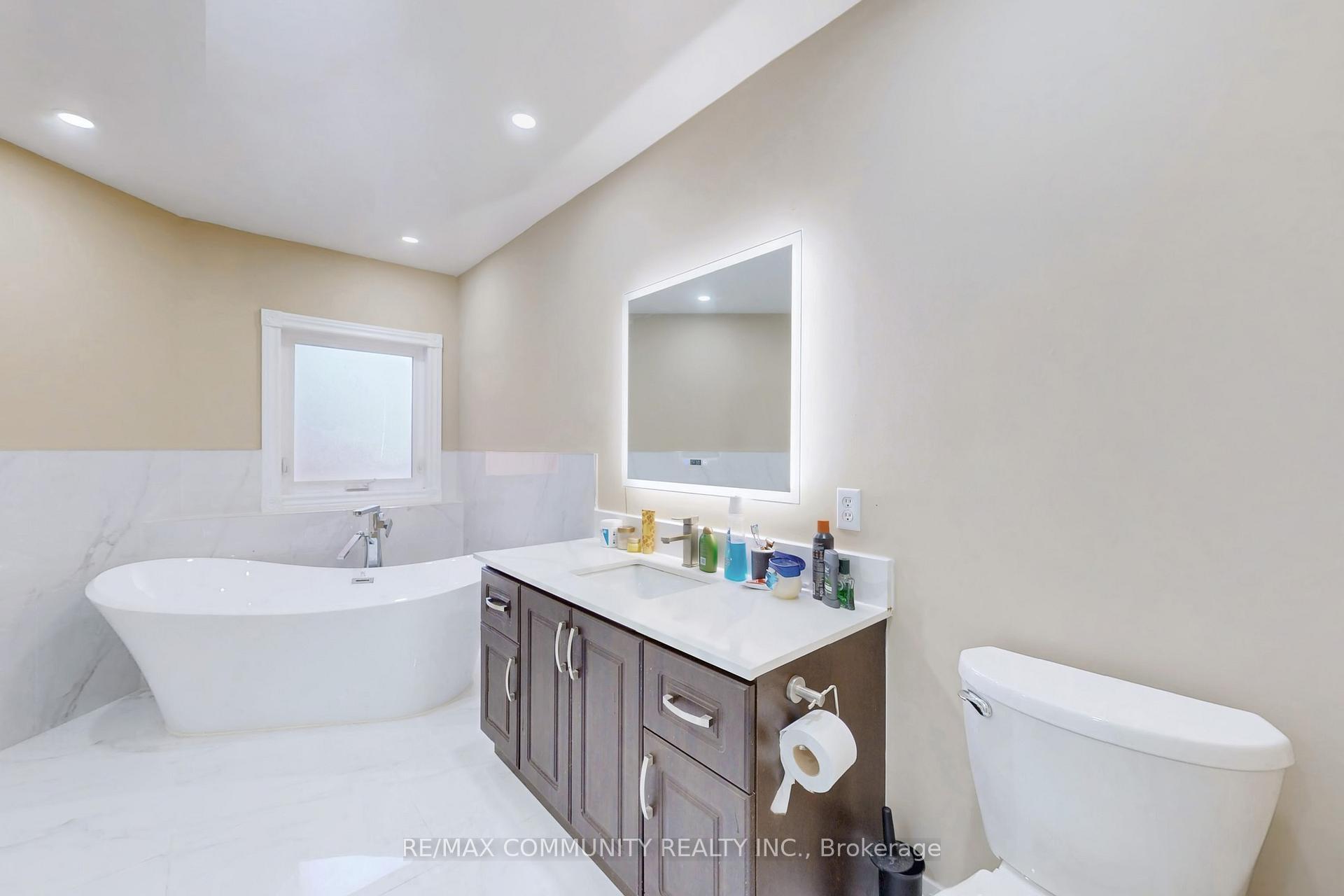 Photo 5 of 10 Oxfordshire Street, Markham, Berczy — HOMEH