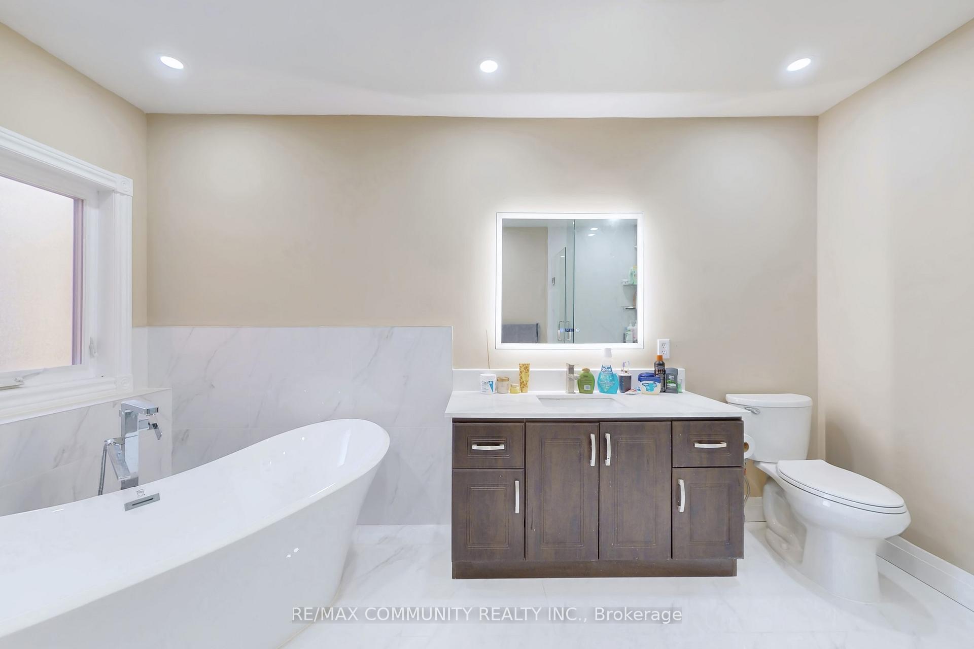 Photo 9 of 10 Oxfordshire Street, Markham, Berczy — HOMEH