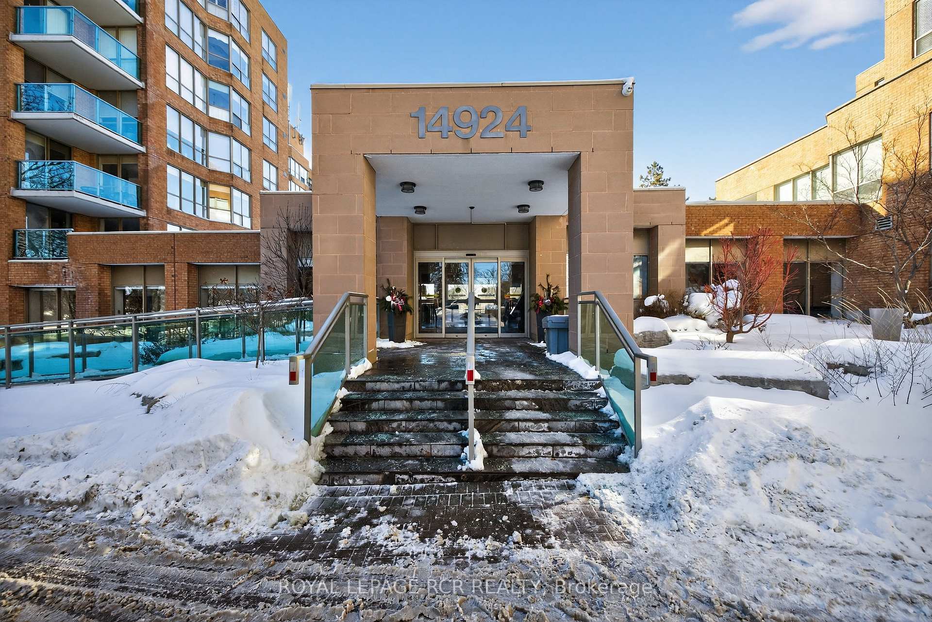 Photo 1 of Unit 213, 14924 Yonge Street, Aurora, Aurora Highlands — HOMEH