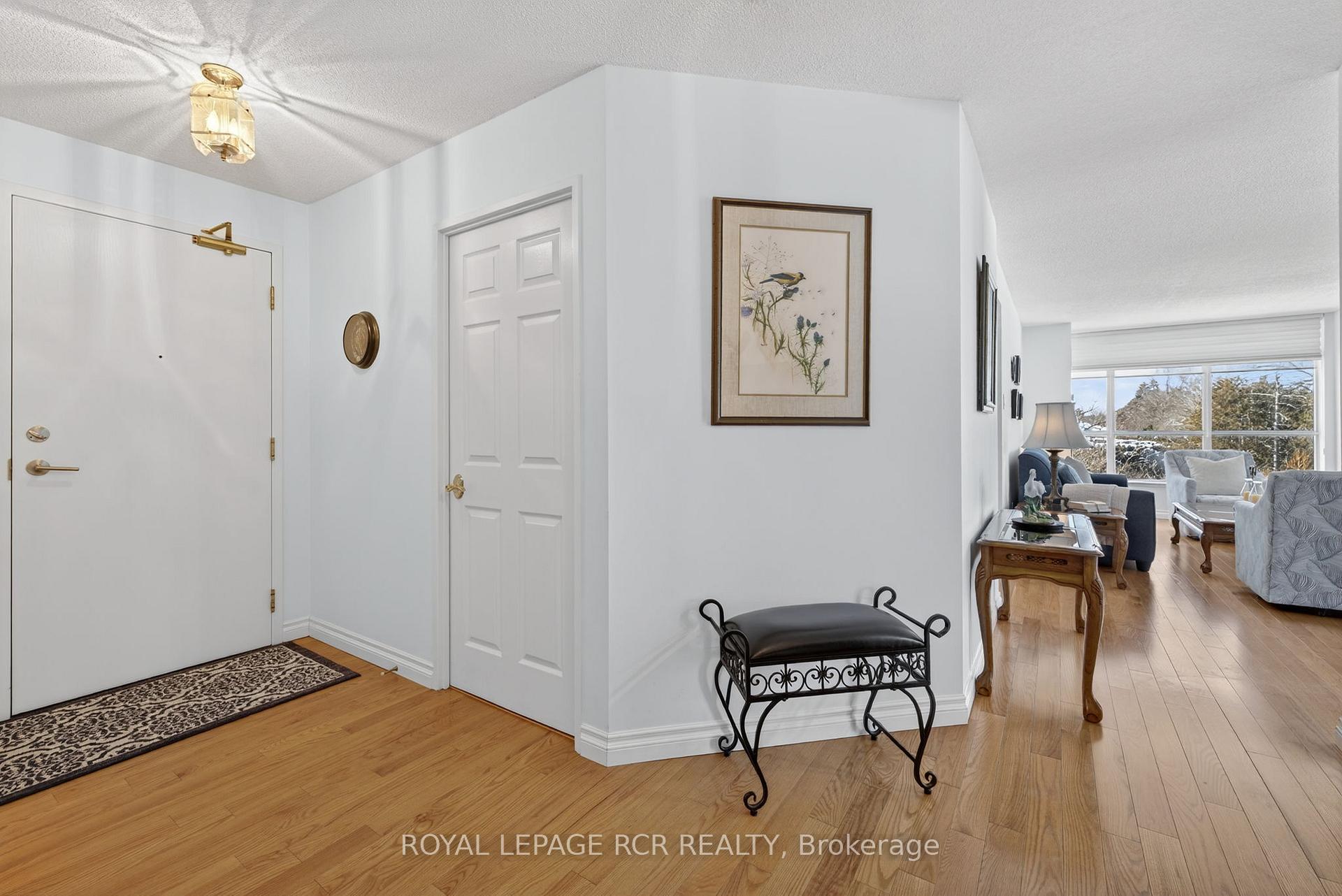 Photo 2 of Unit 213, 14924 Yonge Street, Aurora, Aurora Highlands — HOMEH