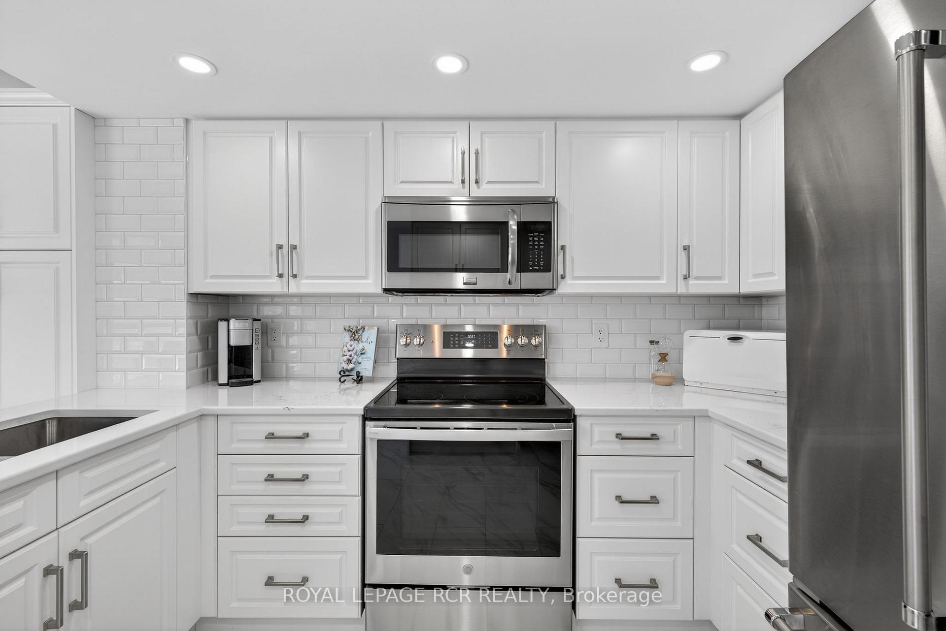 Photo 4 of Unit 213, 14924 Yonge Street, Aurora, Aurora Highlands — HOMEH