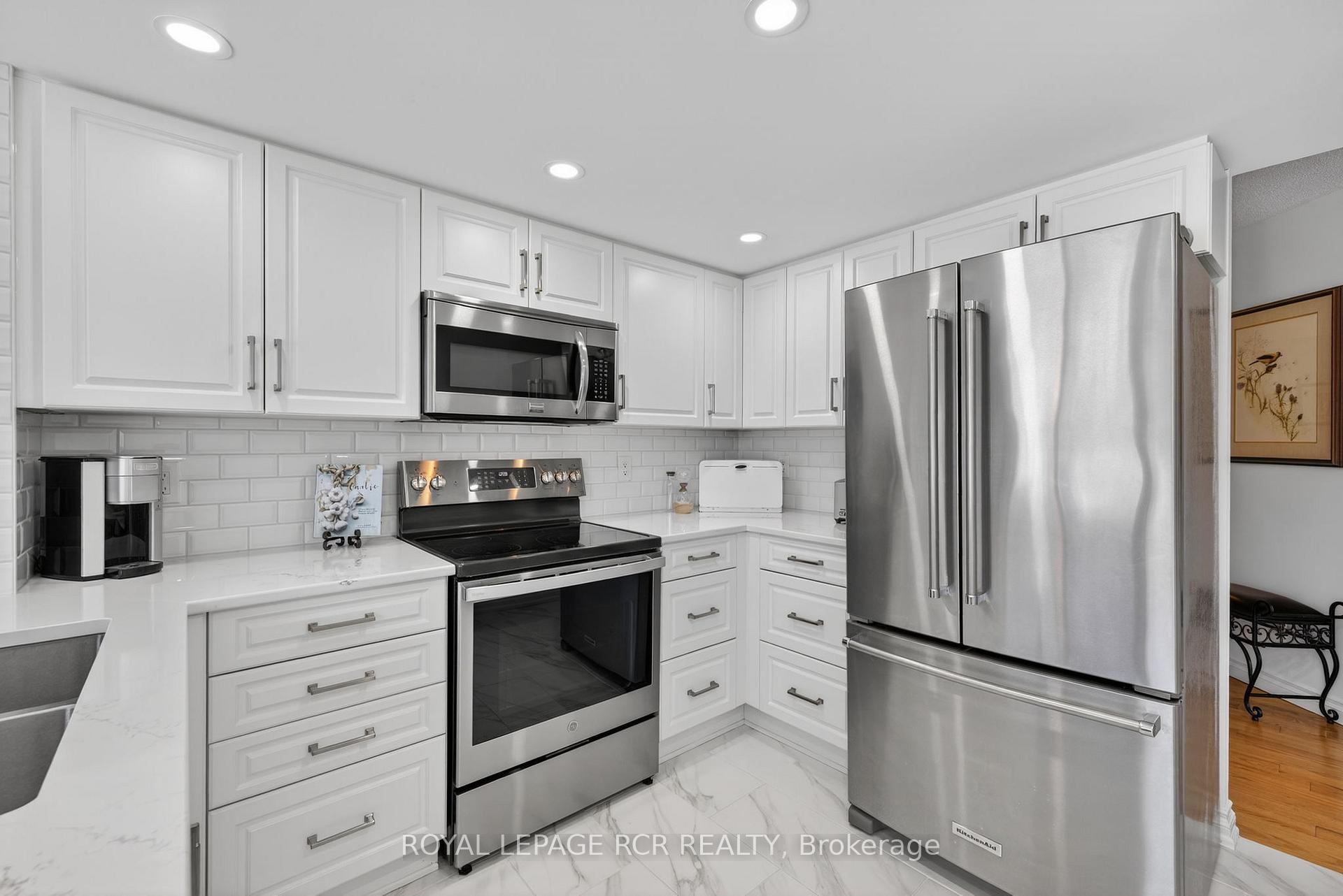 Photo 6 of Unit 213, 14924 Yonge Street, Aurora, Aurora Highlands — HOMEH