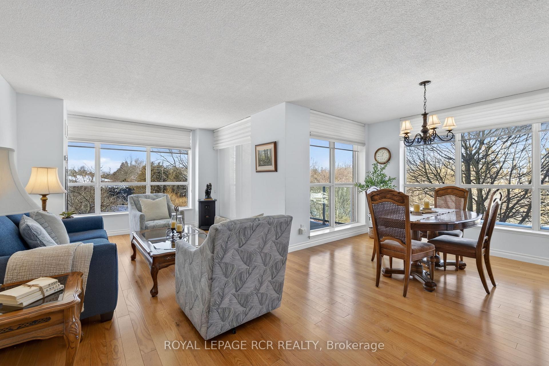 Photo 7 of Unit 213, 14924 Yonge Street, Aurora, Aurora Highlands — HOMEH