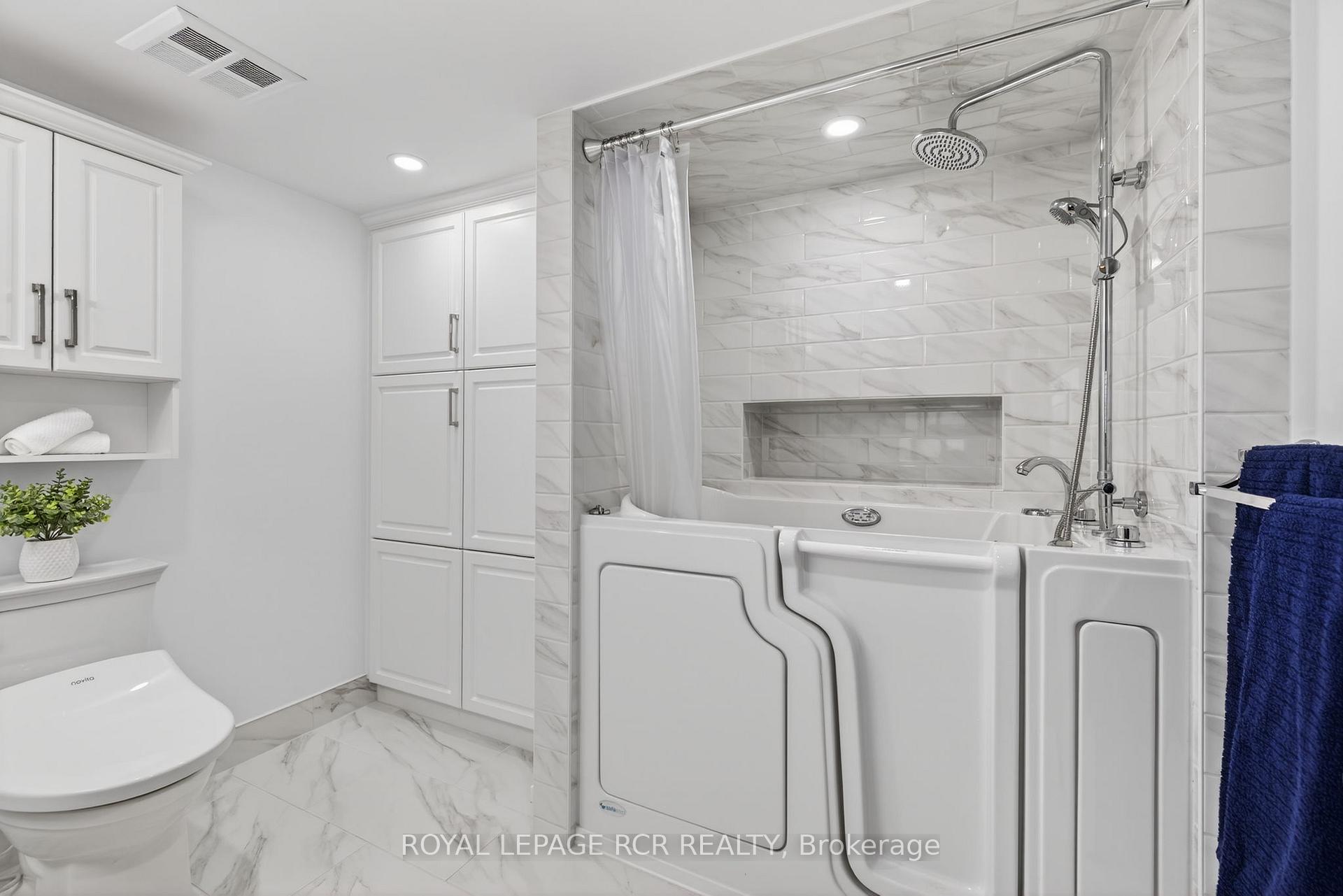 Photo 18 of Unit 213, 14924 Yonge Street, Aurora, Aurora Highlands — HOMEH