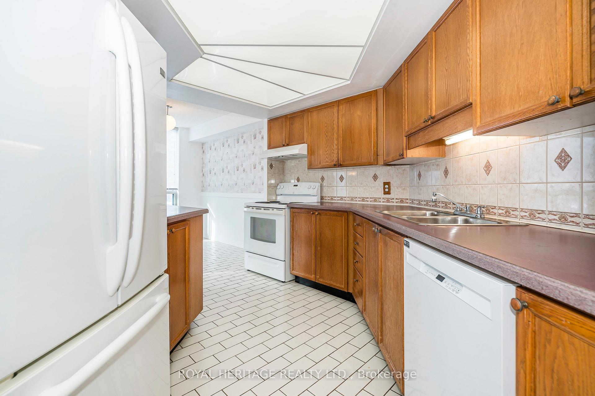 Photo 3 of Unit 901, 360 Watson Street W, Whitby, Port Whitby — HOMEH