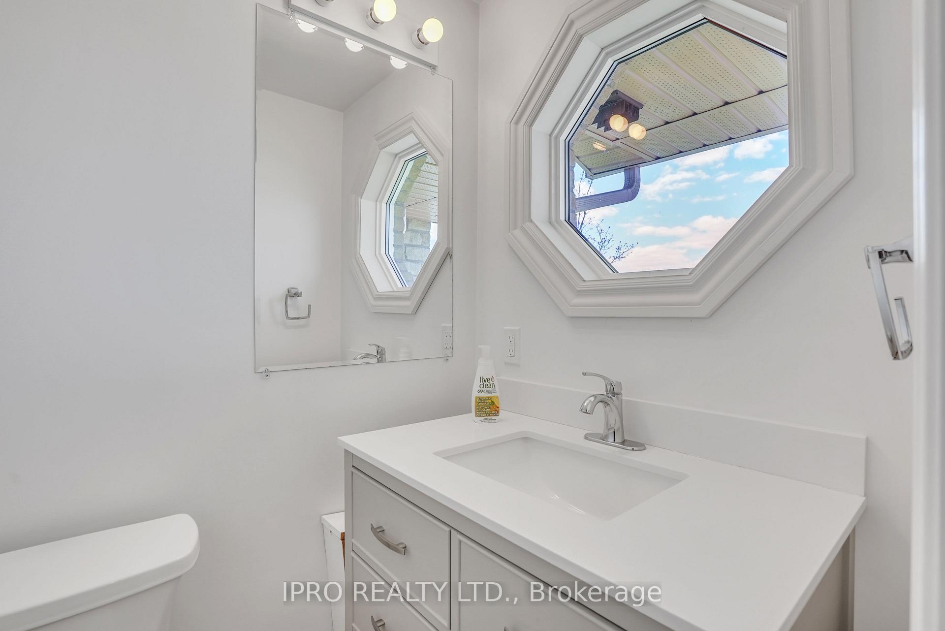 Photo 5 of 21 Majesty Boulevard, Barrie, Innis-Shore — HOMEH