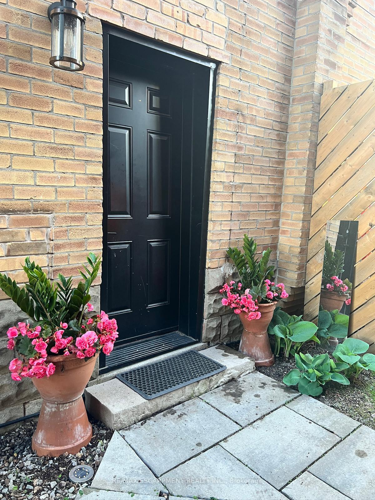 Photo 2 of Unit Lower, 306 Wexford Avenue S, Hamilton, Delta — HOMEH