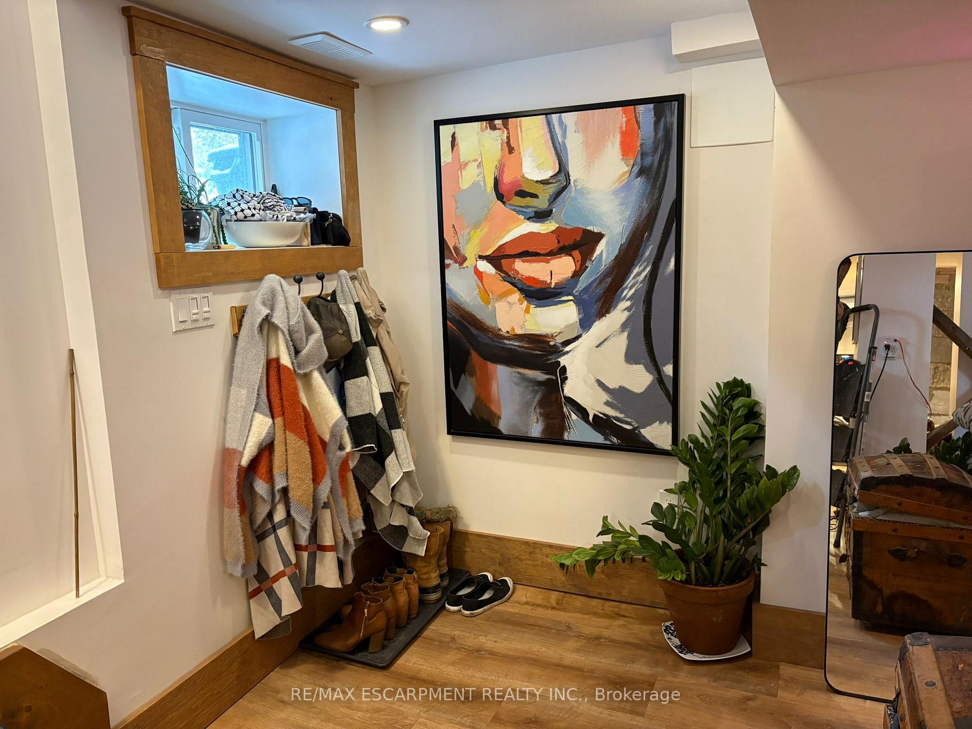 Photo 5 of Unit Lower, 306 Wexford Avenue S, Hamilton, Delta — HOMEH